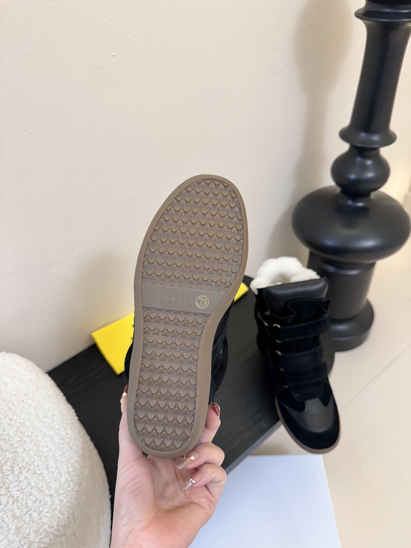 Isabel Maran*楔形增高加绒运动鞋自带7cm隐形楔形鞋跟，悄悄拉长腿型，同时保持运动鞋的舒适步