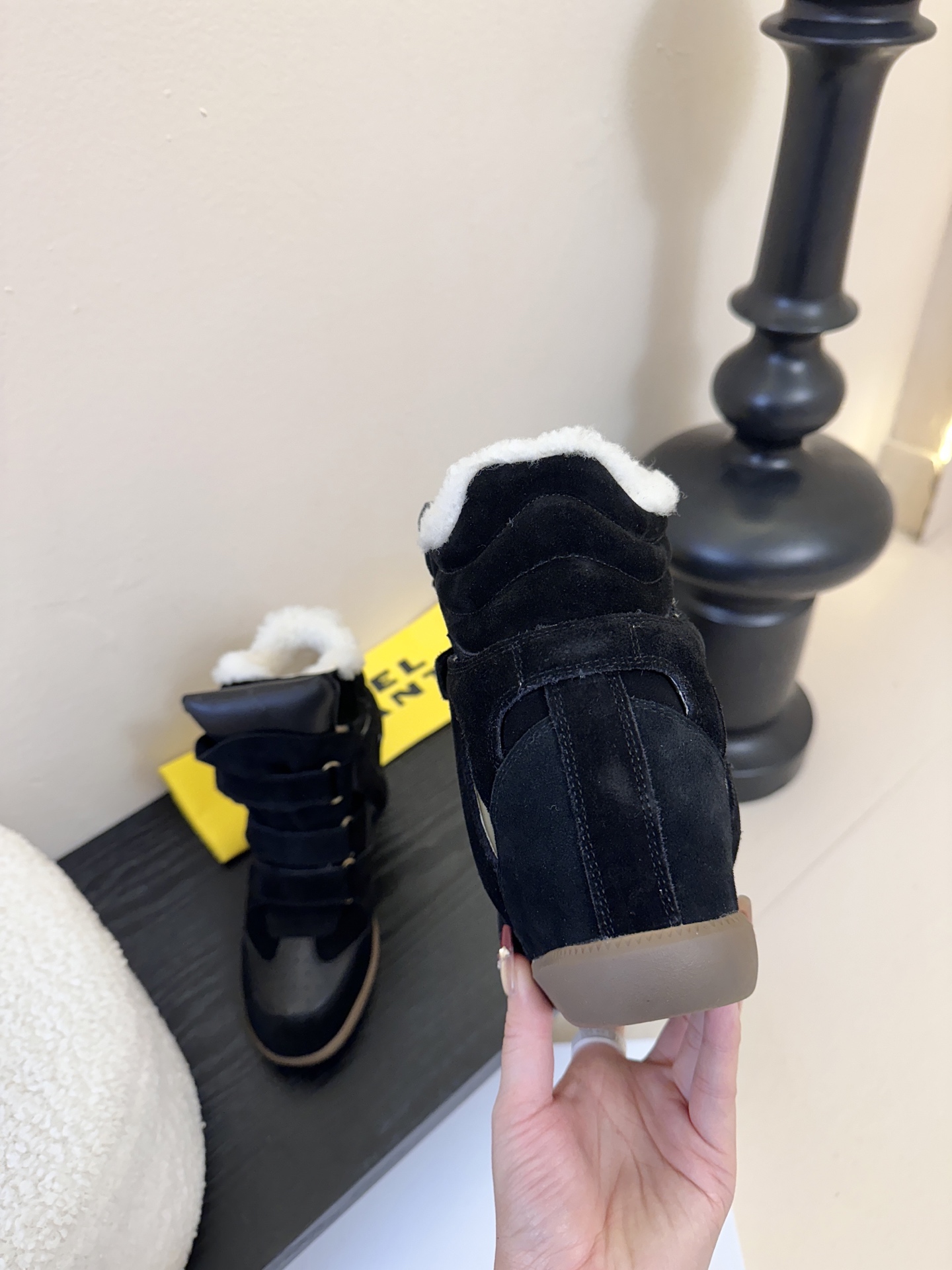 Isabel Maran*楔形增高加绒运动鞋自带7cm隐形楔形鞋跟，悄悄拉长腿型，同时保持运动鞋的舒适步