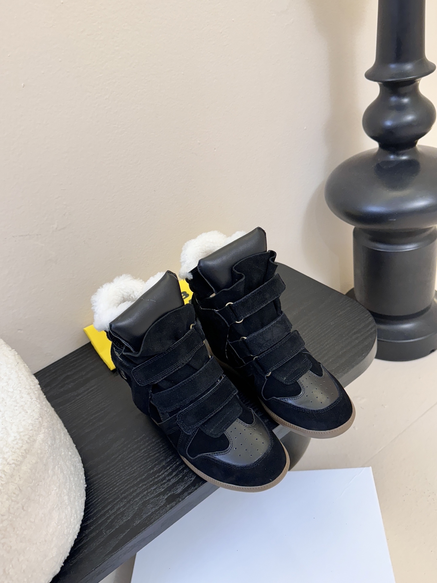 NO:612419,Isabel Maran* wedge-shaped height-increasing plus fleece sneakers come with a 7cm invisible wedge heel, which quietly elongates the leg shape while maintaining the comfortable gait of sneakers and will not tire the feet like high heels. They are often used in suede + leather stitching and have a high-end texture; the style in the picture also has a plush lining, which is suitable for keeping warm in autumn and winter.  High-top silhouette + multiple Velcro straps, the design is highly recognizable, with a sporty and casual feel, but also a cool French relaxed feel. It can be adapted to various styles such as jeans, dresses, leggings, etc., and is a 'Taiwan Balm' item that is both height-increasing, comfortable and fashionable. The upper is cow suede, the lining is wool, and the outsole is rubber outsole, which increases the size by 7cm.  : 35-40 yards (customized sizes 40 are non-refundable), snow boots, boots, high heels, sneakers, skirts, jeans, chamois leather19860909Isabel Maran*楔形增高加绒运动鞋 自带7cm隐形楔形鞋跟,悄悄拉长腿型,同时保持运动鞋的舒适步态,不会像高跟鞋那样累脚.常用麂皮+皮革拼接,质感高级；图中款式还加了毛绒内里,适合秋冬保暖. 高帮廓形+多道魔术贴绑带,设计辨识度高,既有运动休闲感,又带点酷飒的法式松弛感.能适配牛仔裤、连衣裙、leggings等多种风格,是兼具增高、舒适、时髦的“万金油”单品. 鞋面牛反绒 内里羊毛 大底橡胶大底 增高7cm size :35-40码（40码定制不退换）,雪地靴,boots,high heels,sneakers,skirts,jeans,chamois leather,Women's Shoes