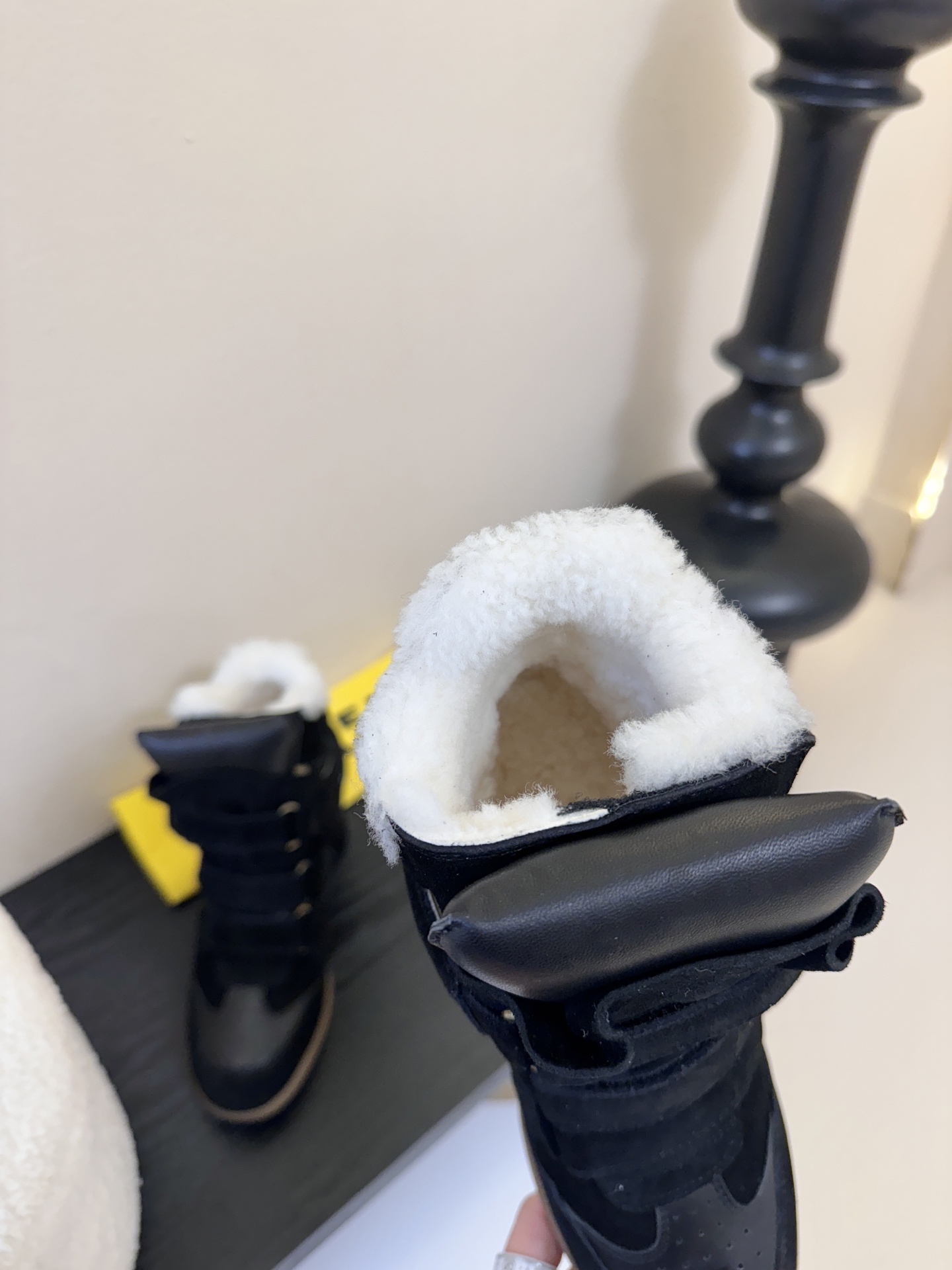 Isabel Maran*楔形增高加绒运动鞋自带7cm隐形楔形鞋跟，悄悄拉长腿型，同时保持运动鞋的舒适步