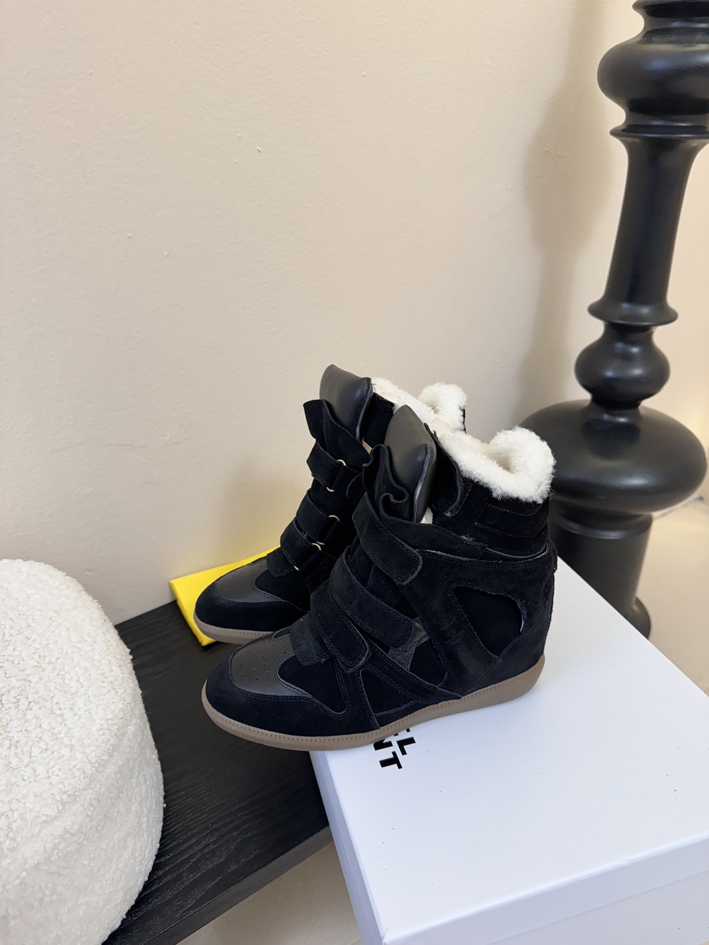 Isabel Maran*楔形增高加绒运动鞋自带7cm隐形楔形鞋跟，悄悄拉长腿型，同时保持运动鞋的舒适步