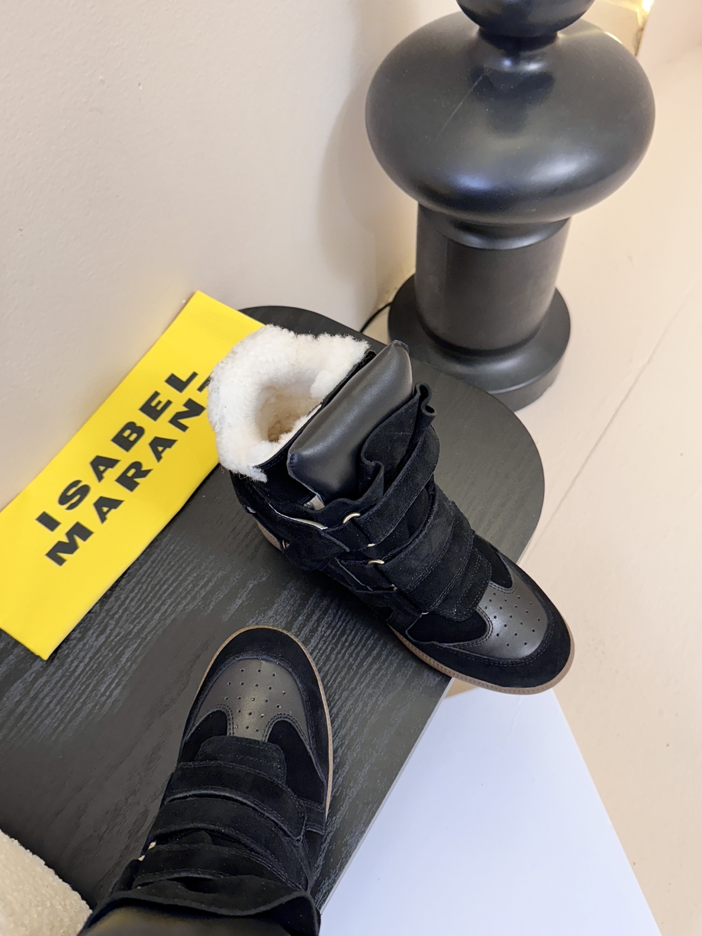 Isabel Maran*楔形增高加绒运动鞋自带7cm隐形楔形鞋跟，悄悄拉长腿型，同时保持运动鞋的舒适步