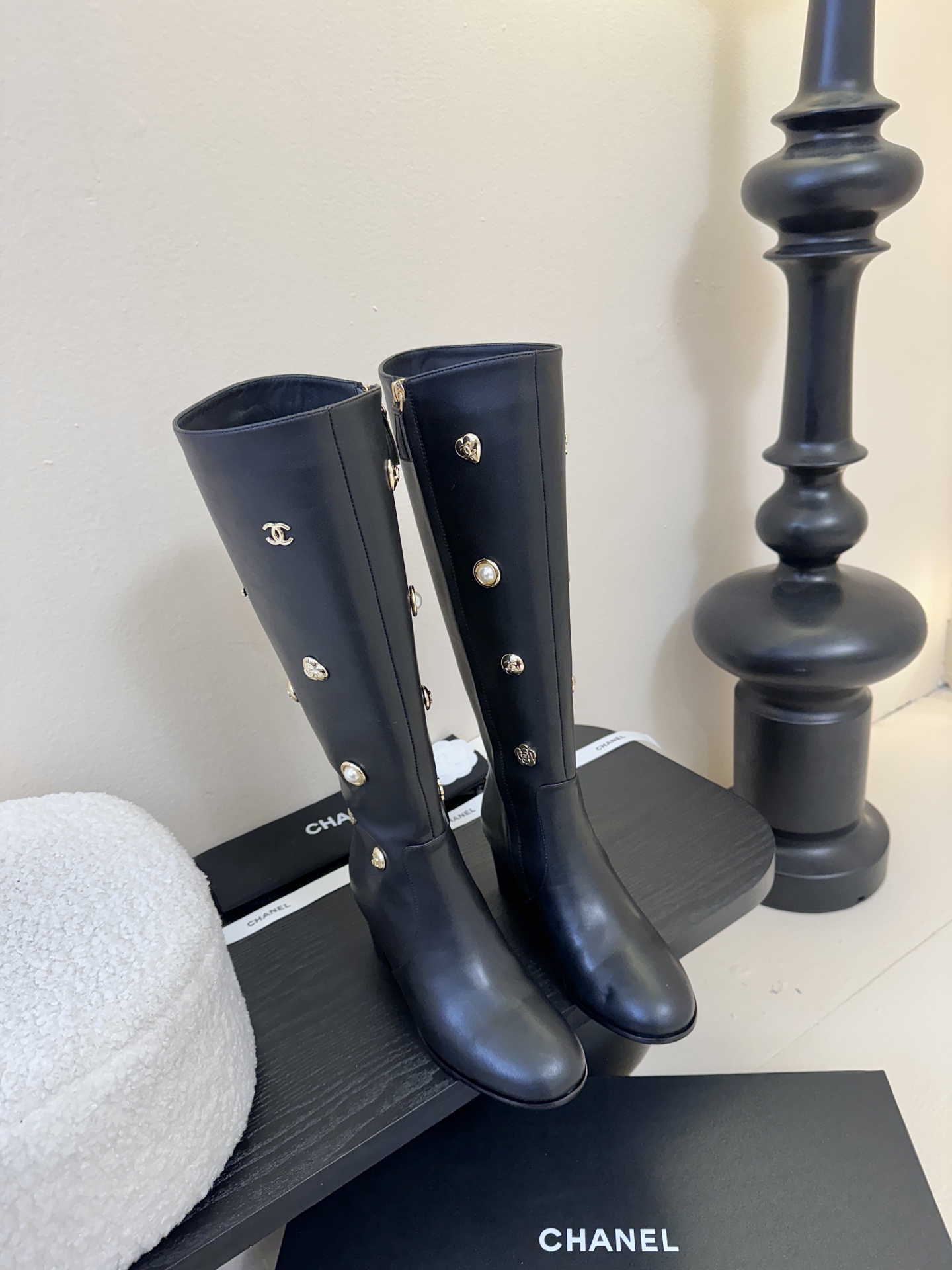 NO:612411,chane* 25SS new chain knight boots. Timeless classic, sweet and cool, can be worn with any style. Once put on, you can't take them off. This model is very flattering to the leg shape. It can be easily controlled by those with thick calves. It is also very friendly to small girls. It lengthens the leg line and makes you look thinner and taller. It is designed with small round toe splicing and the curvature is well controlled. Sheepskin upper, cowhide lining, genuine leather outsole, and heel height 6CM  SIZE35-41 (40.41 customized), boots, chanel, boots, cowhide, sheepskin, Leather soles19860909chane* 25SS新款链条骑士靴 永恒的经典又甜又酷搭任何风格都完全可以 上脚之后就脱不下来,这款非常修饰腿型,小腿粗的都可以轻松驾驭,对小个子女生也很友好,拉长腿部线条又显瘦又显高,小小圆头拼接设,计弧度把控的非常到位 鞋面羊皮 内里牛皮 大底真皮大底 跟高6CM SIZE35-41（40.41定制）,靴子,chanel,boots,cowhide,sheepskin,Leather soles,Women's Shoes