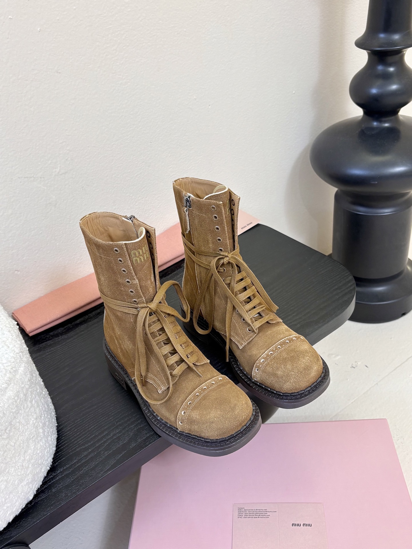 NO:612415,Top level upgraded!  Exclusive purchase-level version of Miu Mi* 24 autumn and winter catwalk style motorcycle style retro boots/short boots upgraded!  marvelous!  It’s up to us to make Miu look distressed!  The fastest version matching across the entire network. The latest version is here!  This fall and winter are hot!  Next is the rhythm of stock-out!  The upgraded coloring and distressing look so nice!  Cool and cool, continuing the popular style of Miu 24 autumn and winter show. New short boots. Classic motorcycle boot shape, handsome and modern. Upper: vegetable blended calfskin, super texture. Material: imported vegetable blended calfskin. Lining: cowhide. Foot pads: cowhide. Outsole: original customized genuine leather outsole.  Size: 35-39/40 customized, boots, miumiu, boots, cowhide, Leather soles19860909顶级 升级啦！独家代购级版本 Miu Mi* 24秋冬走秀款 机车风复古长靴/短靴 升级啦！太棒了！Miu做旧这块还是得我们！全网对版 最快 最新的来啦！今年秋冬火爆了的！接下来就是妥妥断货节奏！升级了后的擦色做旧太有那味了！酷飒酷飒的 延续了爆款风格 miu 24秋冬秀款 短靴新品 经典机车靴造型,帅气摩登 鞋面 植糅小牛皮,质感超好 材质:进口植糅牛皮 内里:牛皮 垫脚:牛皮 大底:原版定制真皮大底 码数:35-39/40定制,靴子,miumiu,boots,cowhide,Leather soles,Women's Shoes