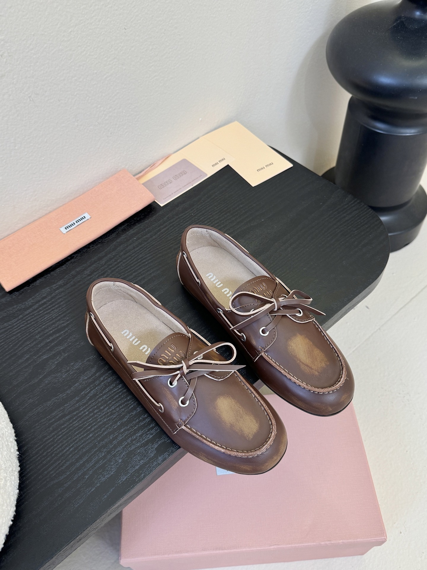 NO:612405,Leather Maori 24 Miu Miu 25ss Spring and Summer Brogue Ballet Loafer These brogues have simple lines and classic design, decorated with metallic details such as Miu Miu logo. The upper is made of cowhide and original molded fabric. Sheepskin lining. Embossed logo on the tongue. The sole is made of original molded rubber outsole.  Size#35-40 (40 orders are not returnable), loafers, miumiu, loafers, cowhide, sheepskin19860909皮里 毛里24 Miu Miu 25ss 春夏季 布洛克 芭蕾舞 乐福鞋 这款布洛克鞋线条简约设计经典,饰以Miu Miu徽标 等金属细节. 鞋面采用了牛皮和原版开模布料拼接 羊皮衬里 鞋舌压花徽标 鞋底采用原版开模橡胶大底 Size#35-40（40订做不退换）,乐福鞋,miumiu,loafers,cowhide,sheepskin,Women's Shoes