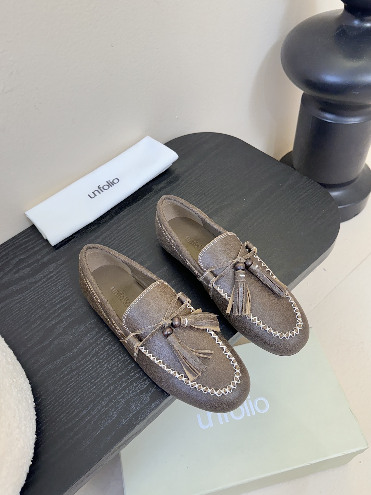NO:612408,Unfoli* retro simple tassel flat loafers are made of suede material, with a soft texture and a matte high-end feel. The design is detailed, with tassels, decorative beads and topstitching on the shoe body, which is exquisite and has a retro atmosphere. The style is a slip-on loafer, which is easy to put on and take off, suitable for daily commuting or casual occasions.  The color scheme is a low-saturated brown tone, which is low-key and versatile, and can be easily integrated with different styles of wear. The shoe shape fits the foot shape, and the flat-soled design takes into account both comfort and neatness. The upper is cow suede, the lining is sheepskin, and the outsole is rubber. Increased by 2cm. Size: 35-41 (customized sizes 40 are non-refundable). Loafers, loafers, sheepskin, chamois leather19860909Unfoli* 复古简约流苏平底乐福鞋 单鞋 麂皮材质,质感柔软且自带哑光高级感.设计有细节,鞋身带流苏、装饰珠和明线缝线,精致又有复古氛围.款式是套脚乐福鞋,穿脱方便,日常通勤或休闲场合都适配. 配色是低饱和的棕调色系,低调百搭,容易和不同风格的穿搭融合,鞋型贴合脚型,平底设计兼顾舒适与利落感. 鞋面牛反绒 内里羊皮 大底橡胶大底 增高2cm size :35-41码（40码定制不退换）,乐福鞋,loafers,sheepskin,chamois leather,Women's Shoes