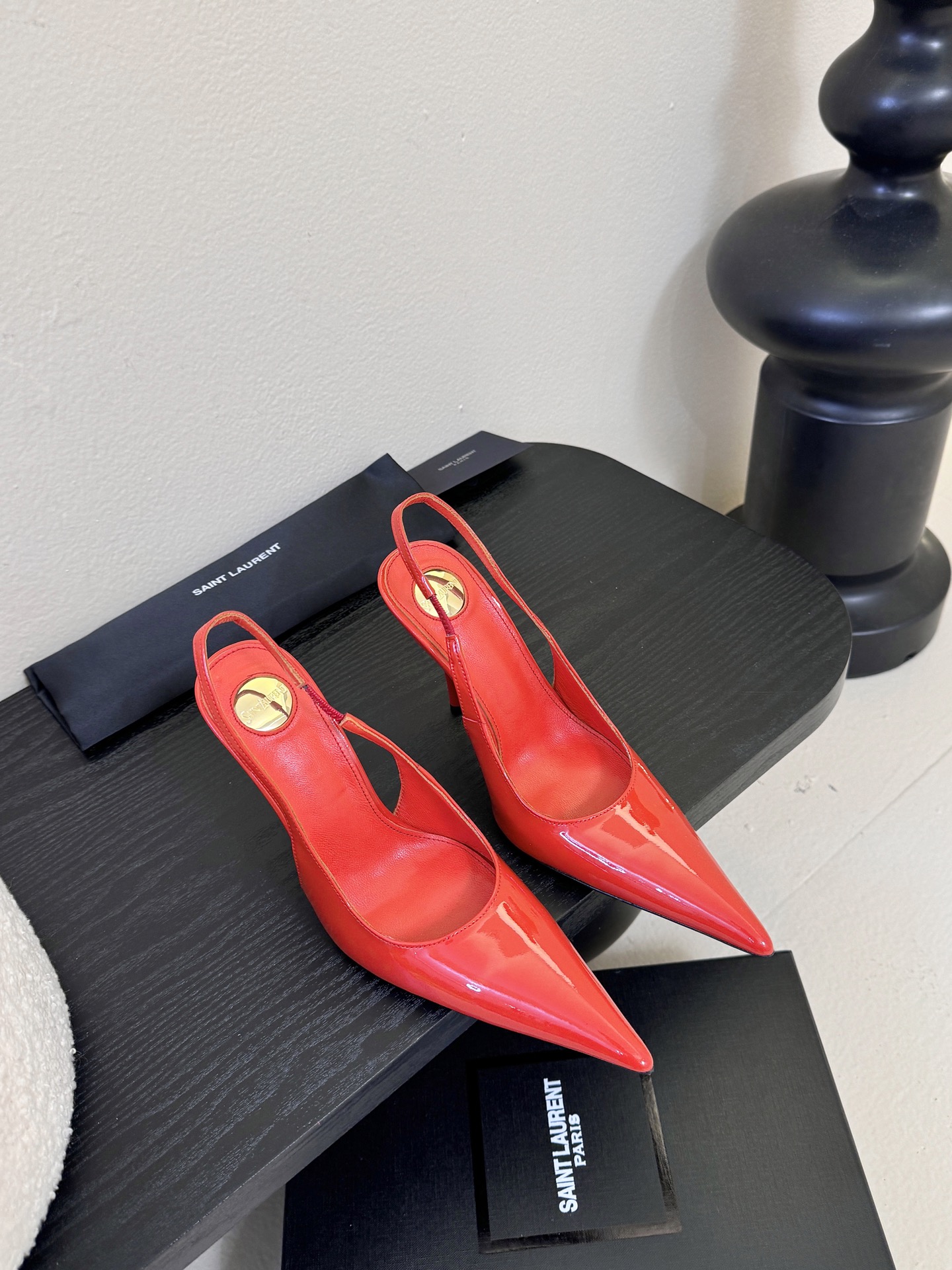 NO:613996,Saint Laurent / Yves Saint Laurent Lee metal diamond chain pointed toe high heels YSL sister's beautiful high heels. It is also Saint Laurent in the world. Rose's same high heels are very good at modifying the foot shape. The luxurious metal chain. In recent years, SLP has become more and more understanding of women in high heels and has moved away from the embarrassing design impression of waterproof platform models. YSL's beautiful high heels. The upper is beaded cowhide. The sole is genuine leather. The heel height is about 11cm.  Size 35-42 (40-42 customized, non-refundable and non-exchangeable), high heels and sandals, loro piana, saint laurent, saint laurent, saint laurent, sandals, high heels, cowhide, Leather soles19860909Saint Laurent / 圣罗兰Lee金属钻链条尖头高跟鞋YSL姐姐的美丽尤物高跟鞋 又是人间圣罗兰 Rose同款的高跟鞋化很好修饰脚型,奢华金属链 这几年SLP是在高跟鞋越来越懂女人了朝摒奔了防水台款的尴尬设计印象ysl绝美高跟鞋 鞋面开边珠牛皮 鞋底真皮大底 跟高约11cm 尺码35-42(40-42定制不退不换),高跟鞋凉鞋,loro piana,saint laurent,saint laurent,saint laurent,sandals,high heels,cowhide,Leather soles,Women's Shoes