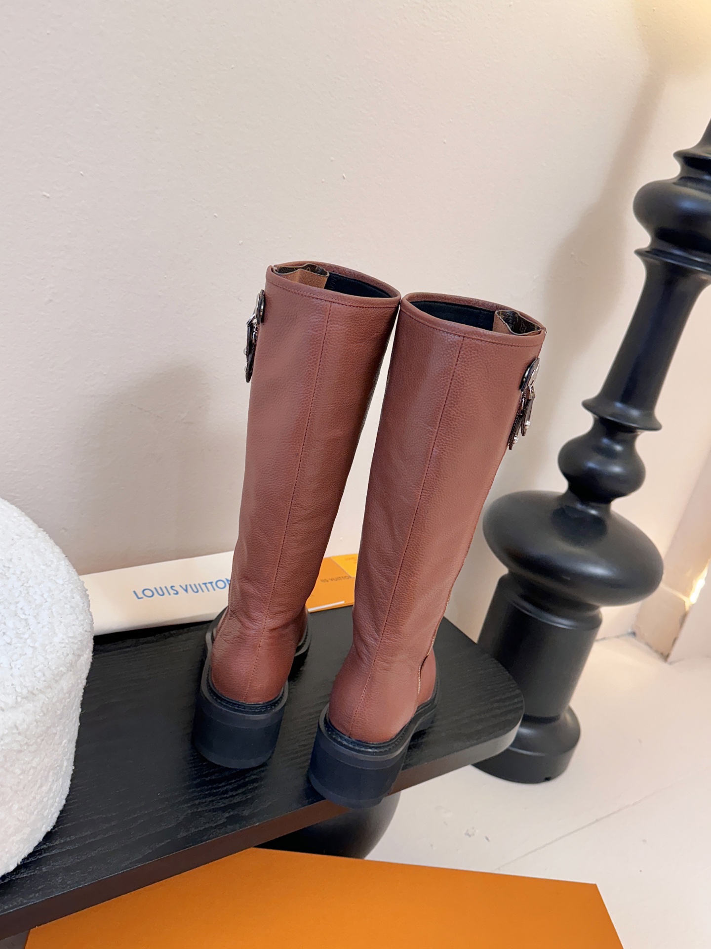 25Fw秋冬新款Louis vuitton LV BEAUBOURG高筒靴老花吊坠骑士靴厚底侧拉链长靴本