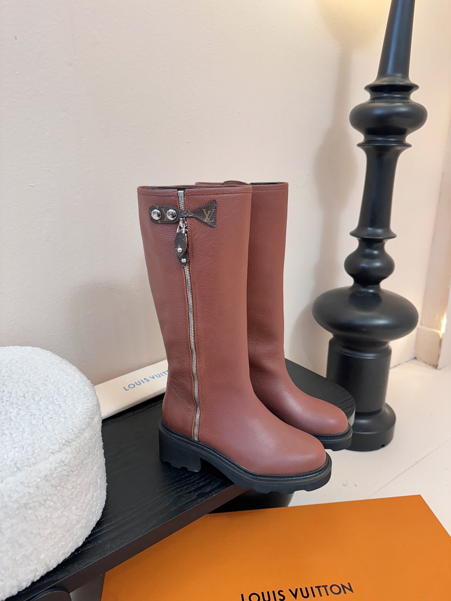 25Fw秋冬新款Louis vuitton LV BEAUBOURG高筒靴老花吊坠骑士靴厚底侧拉链长靴本