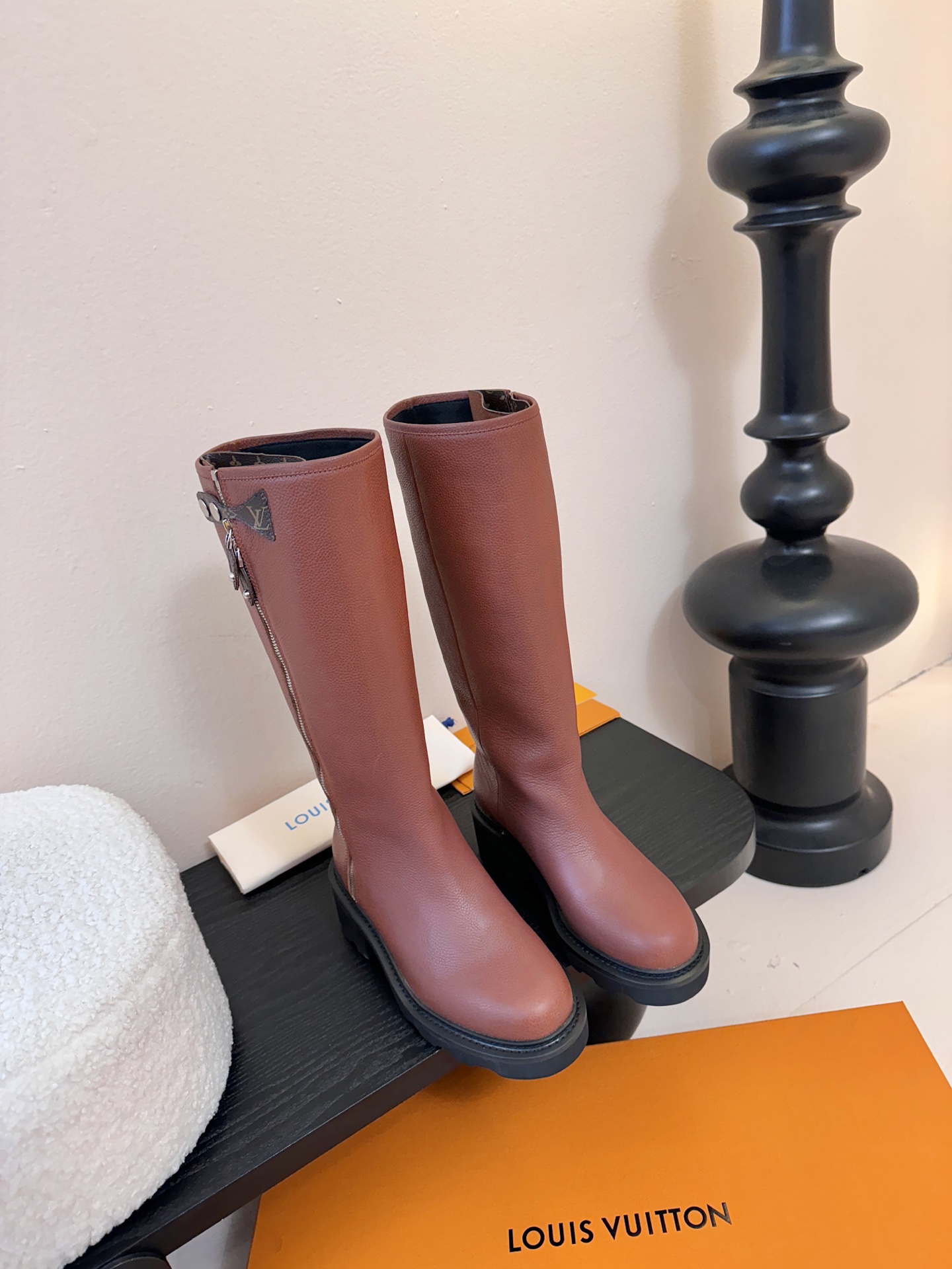 25Fw秋冬新款Louis vuitton LV BEAUBOURG高筒靴老花吊坠骑士靴厚底侧拉链长靴本