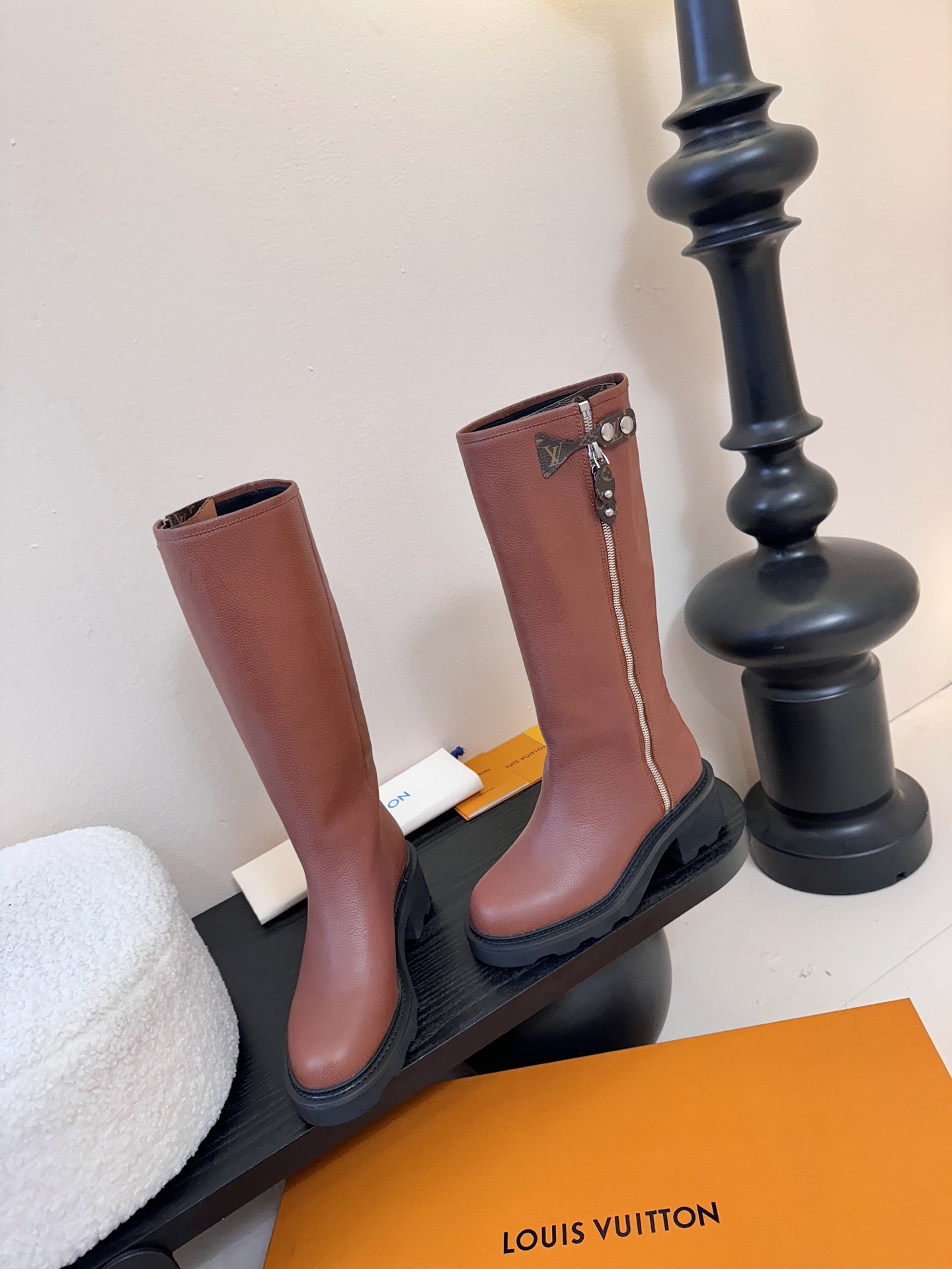 25Fw秋冬新款Louis vuitton LV BEAUBOURG高筒靴老花吊坠骑士靴厚底侧拉链长靴本