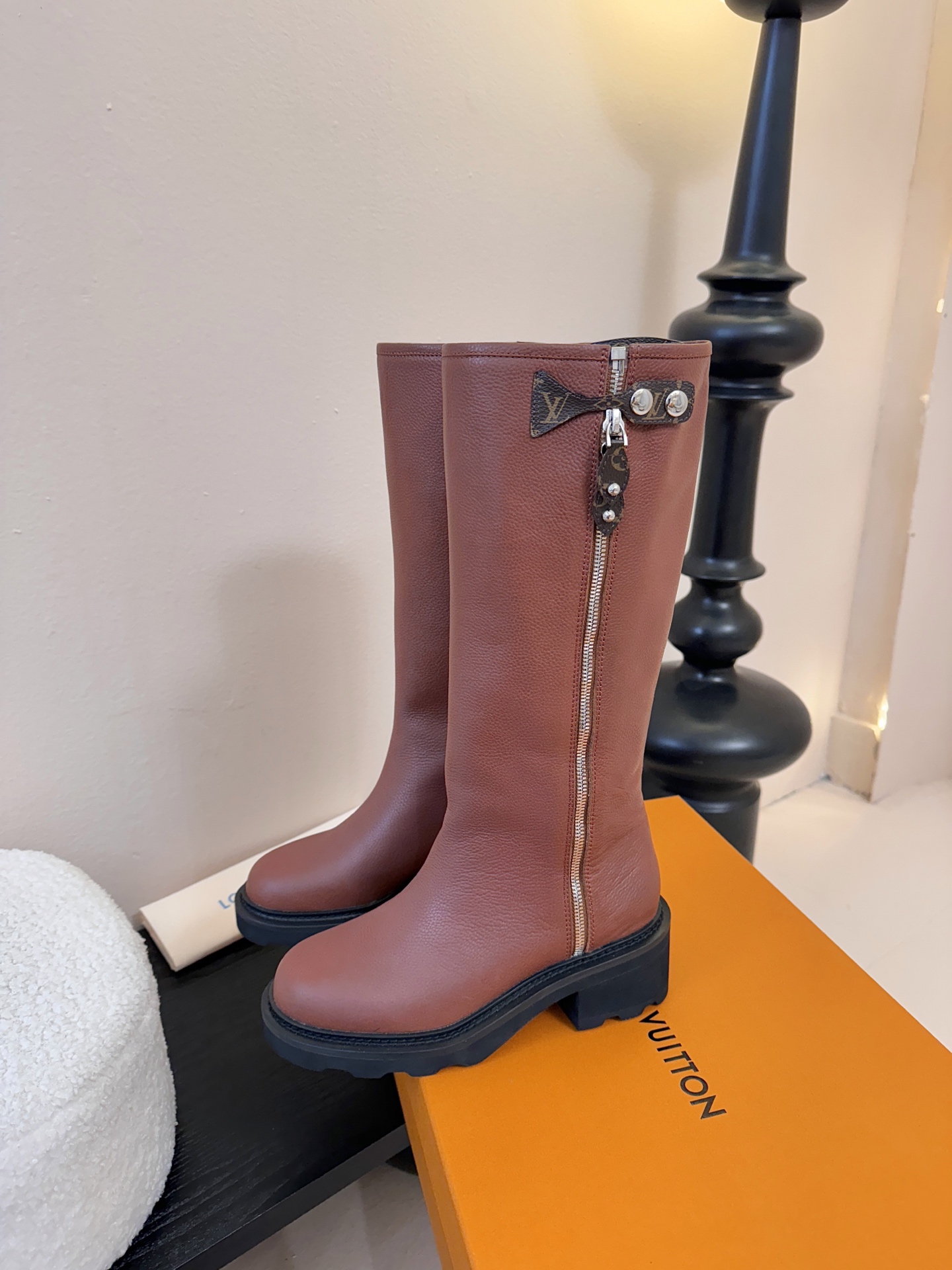 25Fw秋冬新款Louis vuitton LV BEAUBOURG高筒靴老花吊坠骑士靴厚底侧拉链长靴本