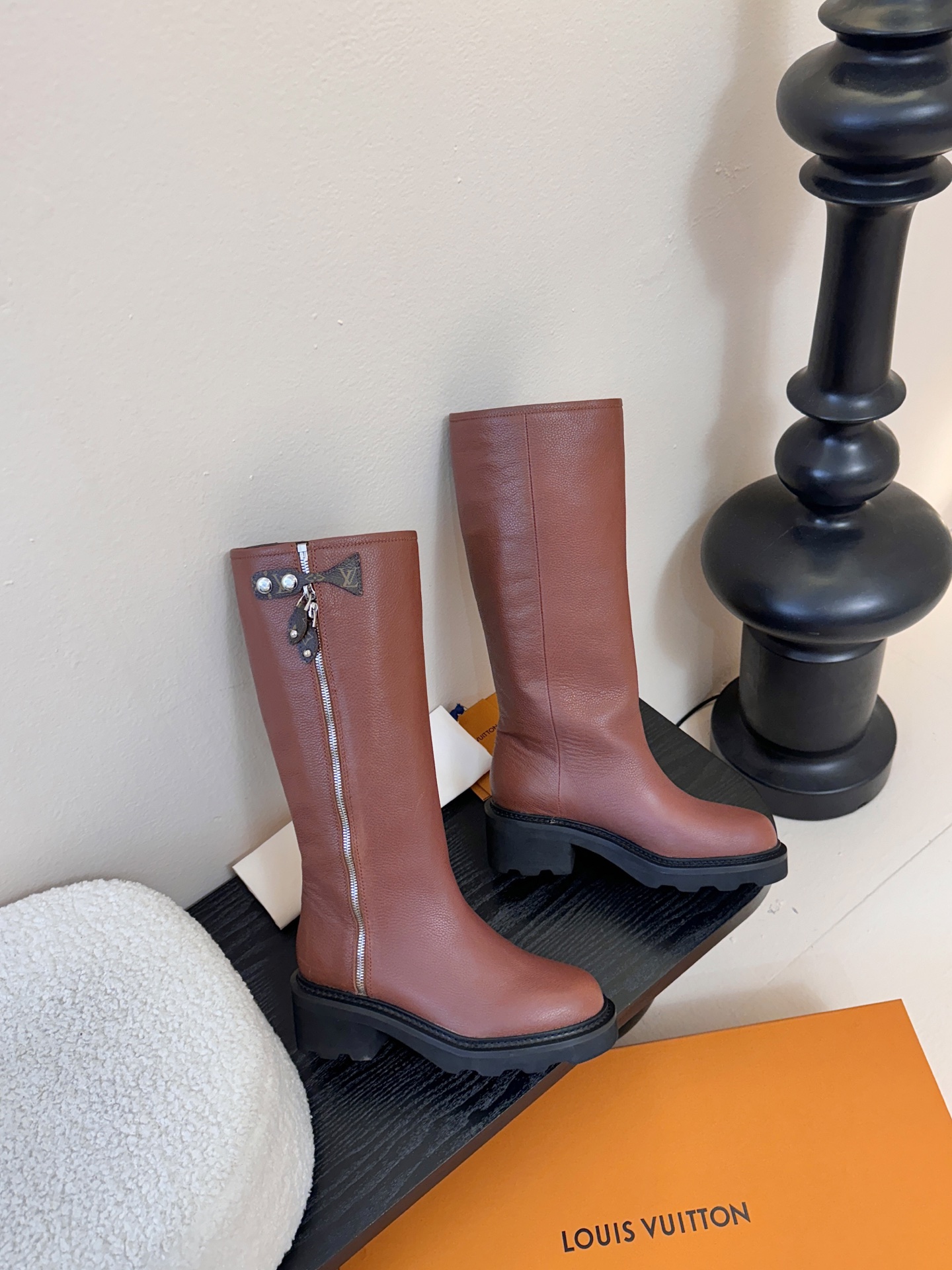 25Fw秋冬新款Louis vuitton LV BEAUBOURG高筒靴老花吊坠骑士靴厚底侧拉链长靴本