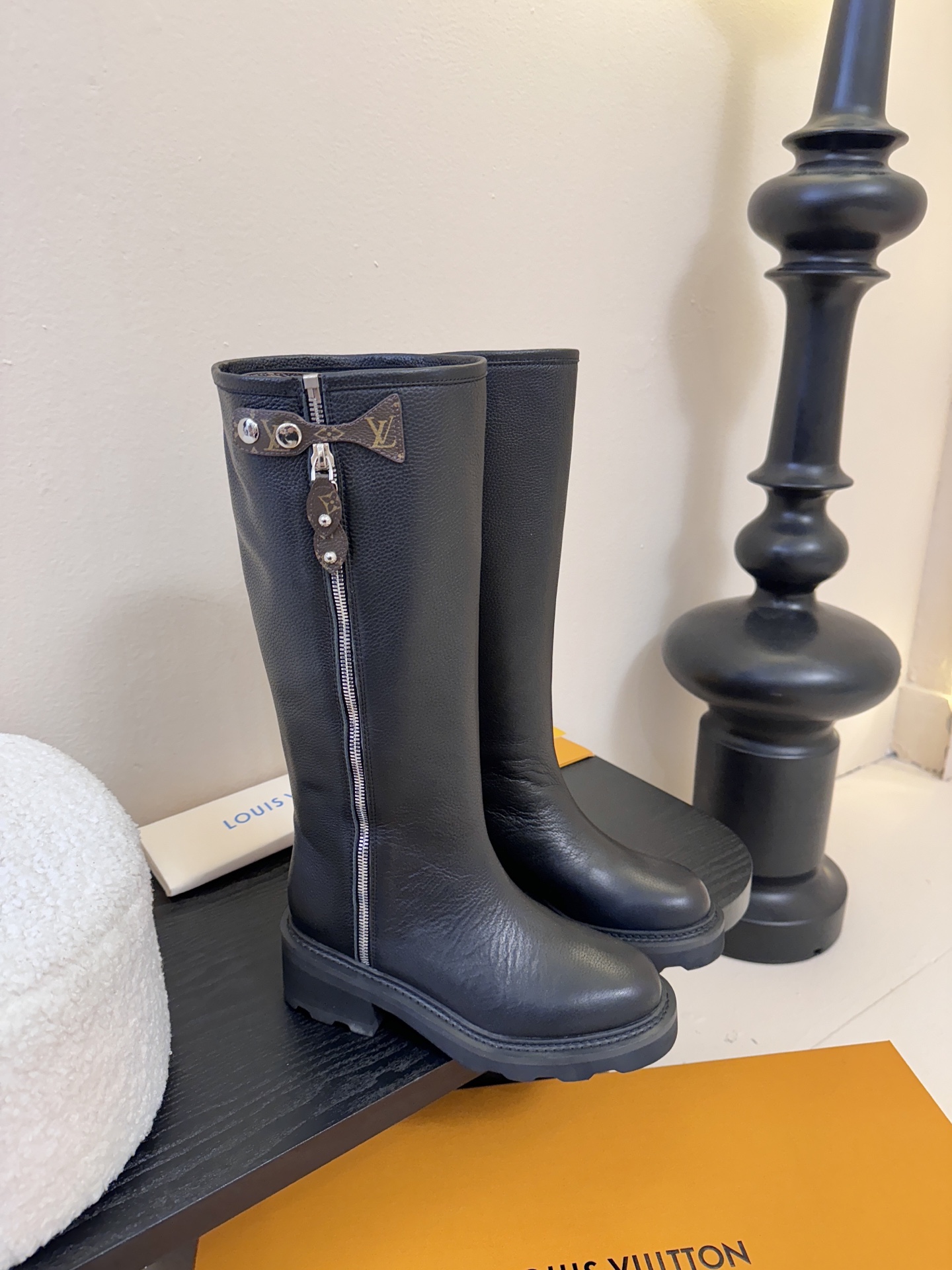 25Fw秋冬新款Louis vuitton LV BEAUBOURG高筒靴老花吊坠骑士靴厚底侧拉链长靴本