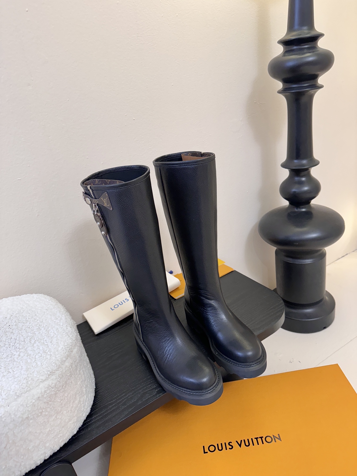 25Fw秋冬新款Louis vuitton LV BEAUBOURG高筒靴老花吊坠骑士靴厚底侧拉链长靴本