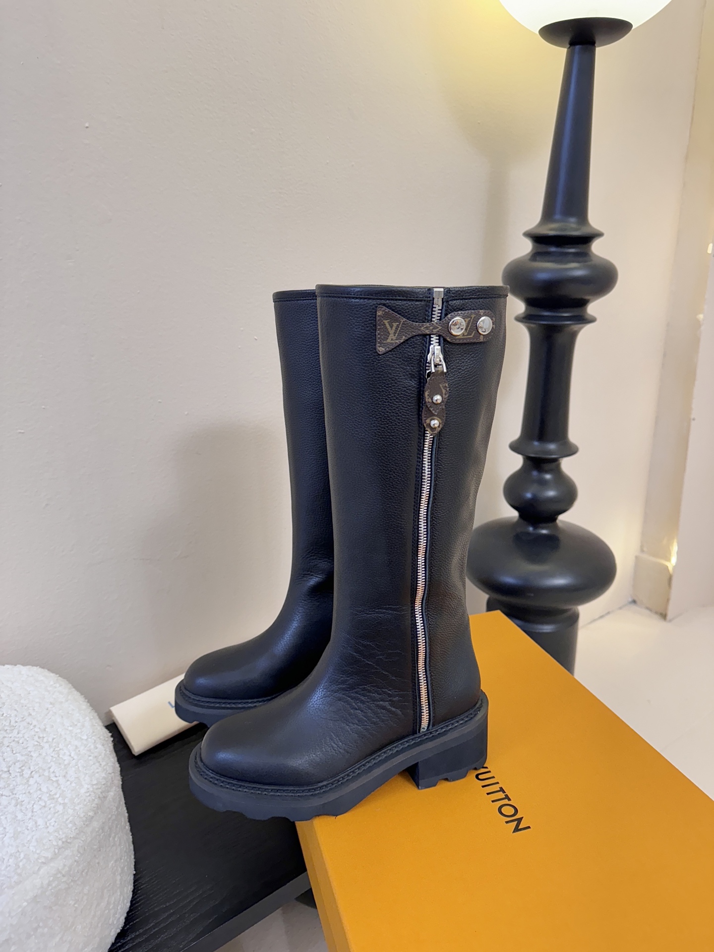 25Fw秋冬新款Louis vuitton LV BEAUBOURG高筒靴老花吊坠骑士靴厚底侧拉链长靴本