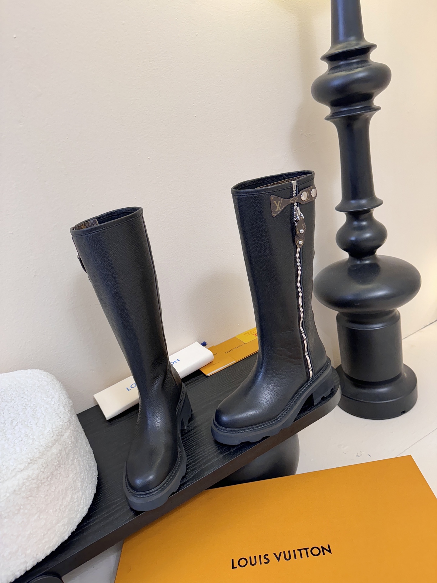 25Fw秋冬新款Louis vuitton LV BEAUBOURG高筒靴老花吊坠骑士靴厚底侧拉链长靴本