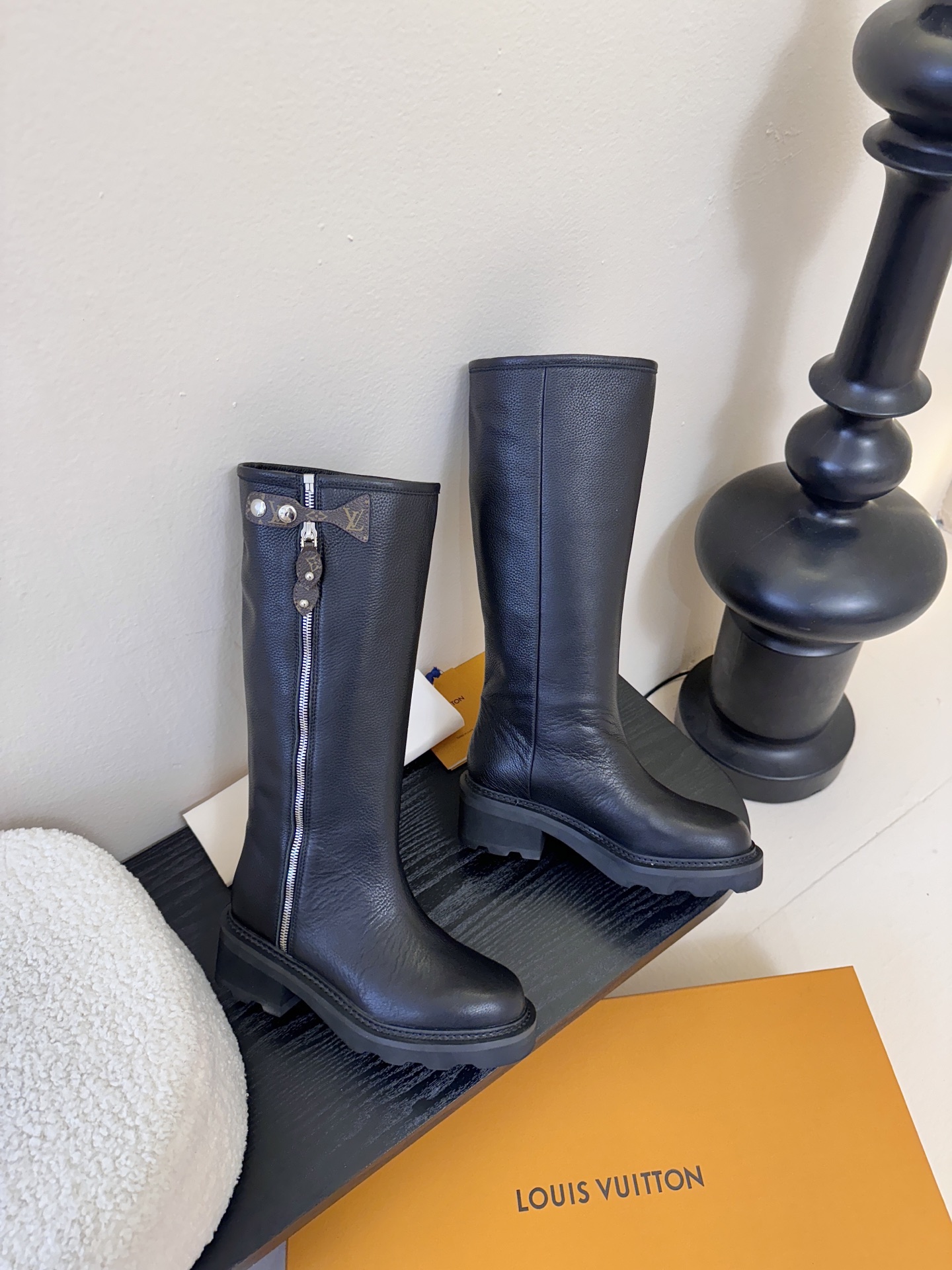 25Fw秋冬新款Louis vuitton LV BEAUBOURG高筒靴老花吊坠骑士靴厚底侧拉链长靴本