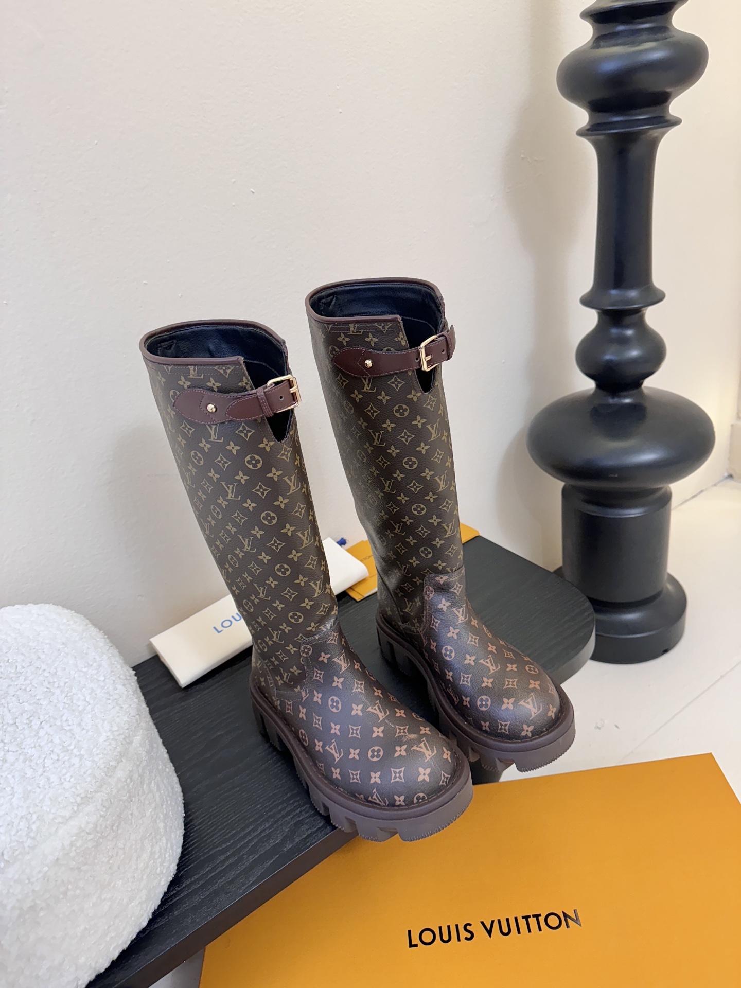 NO:613981,25Fw new autumn and winter Louis vuitton LV BEAUBOURG high boots Presbyopic pendant knight boots thick sole side zipper boots This LV Beaubourg high boots are made of soft grain sheep leather, with a metal double zipper with Monogram canvas straps and zipper pullers, and are embellished with inscribed studs. The thick heel and light micro convex outsole complete the overall design. Upper cowhide/presbyopic leather, lining sheepskin  Sole molding combination rubber outsole, size 35-39 (40.41 custom-made, non-refundable), boots, louis vuitton, louis vuitton, boots, cowhide, sheepskin1986090925Fw秋冬新款Louis vuitton LV BEAUBOURG高筒靴老花吊坠骑士靴厚底侧拉链长靴 本款 LV Beaubourg高筒靴取材柔软粒面羊皮革,为金属双拉链搭配 Monogram 帆布饰带和拉链头,再以铭纹饰钉点缀其上.厚实鞋跟与轻盈微型凸纹外底完善整体设计. 鞋面牛皮/老花皮 内里垫脚羊皮 鞋底开模组合橡胶大底 码数35-39（40.41定做不退换）,靴子,louis vuitton,louis vuitton,boots,cowhide,sheepskin,Women's Shoes