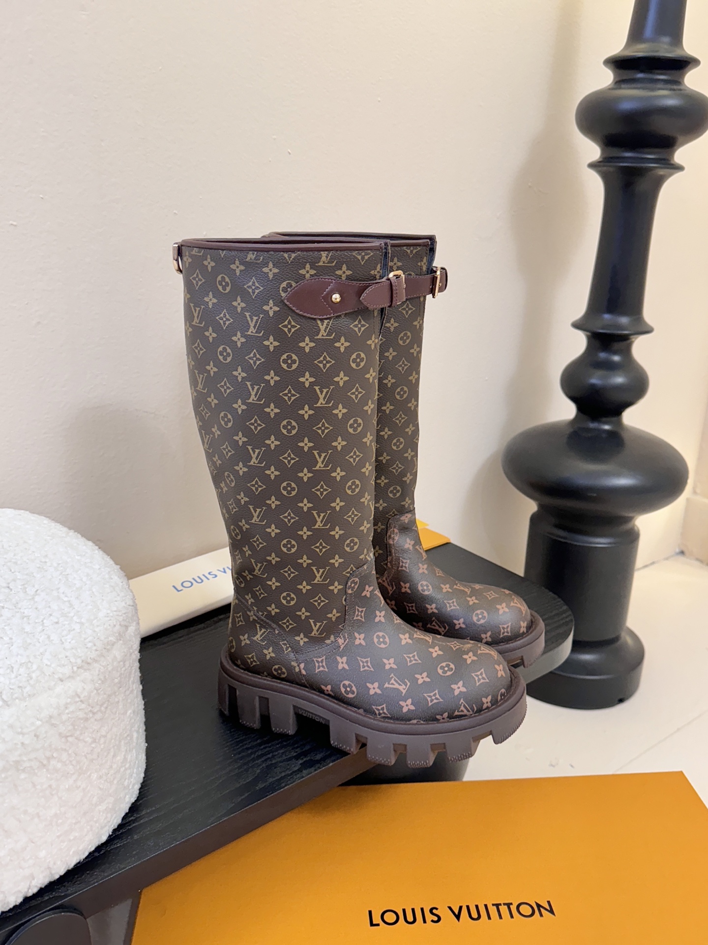 25Fw秋冬新款Louis vuitton LV BEAUBOURG高筒靴老花吊坠骑士靴厚底侧拉链长靴本