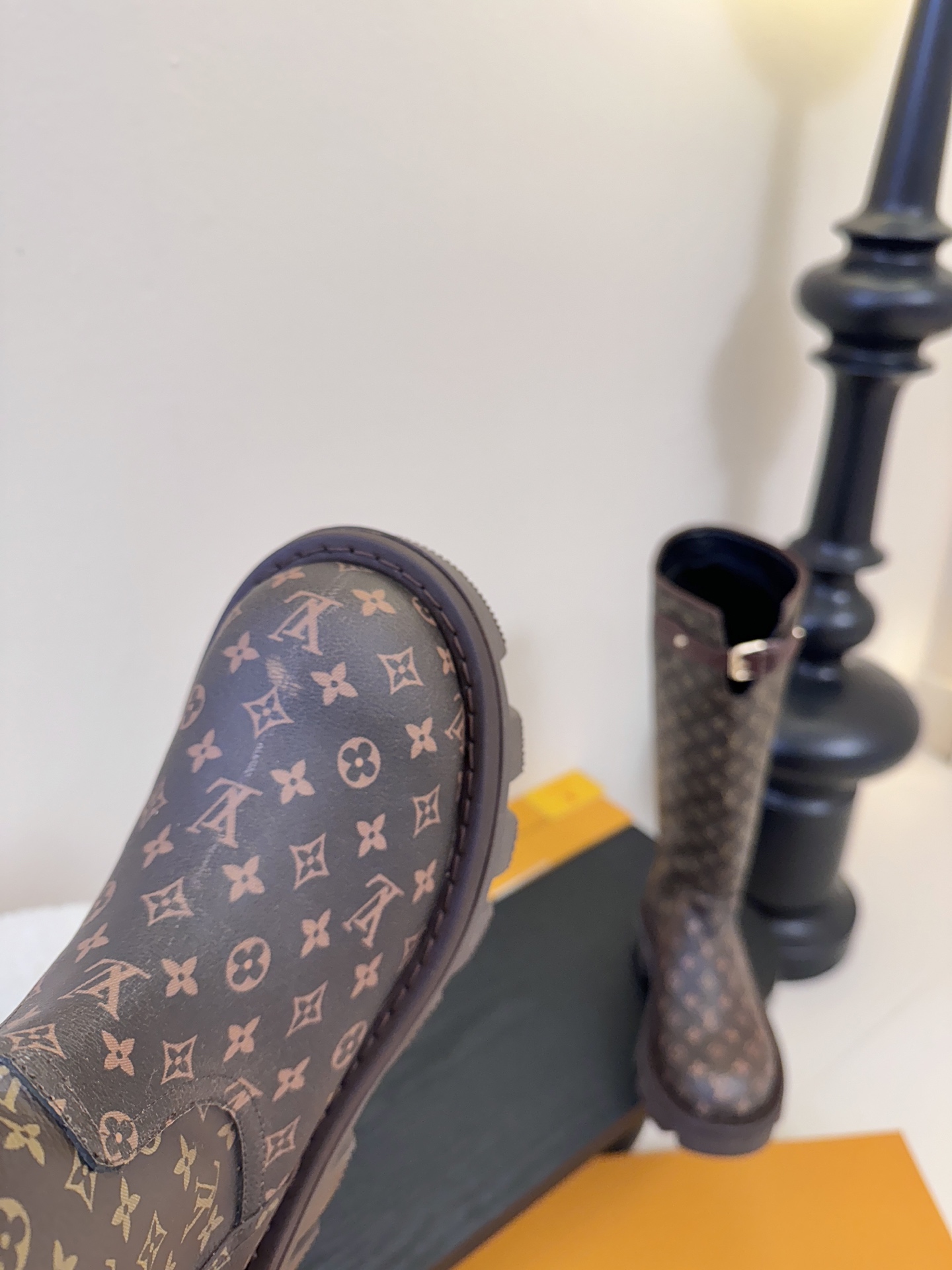 25Fw秋冬新款Louis vuitton LV BEAUBOURG高筒靴老花吊坠骑士靴厚底侧拉链长靴本