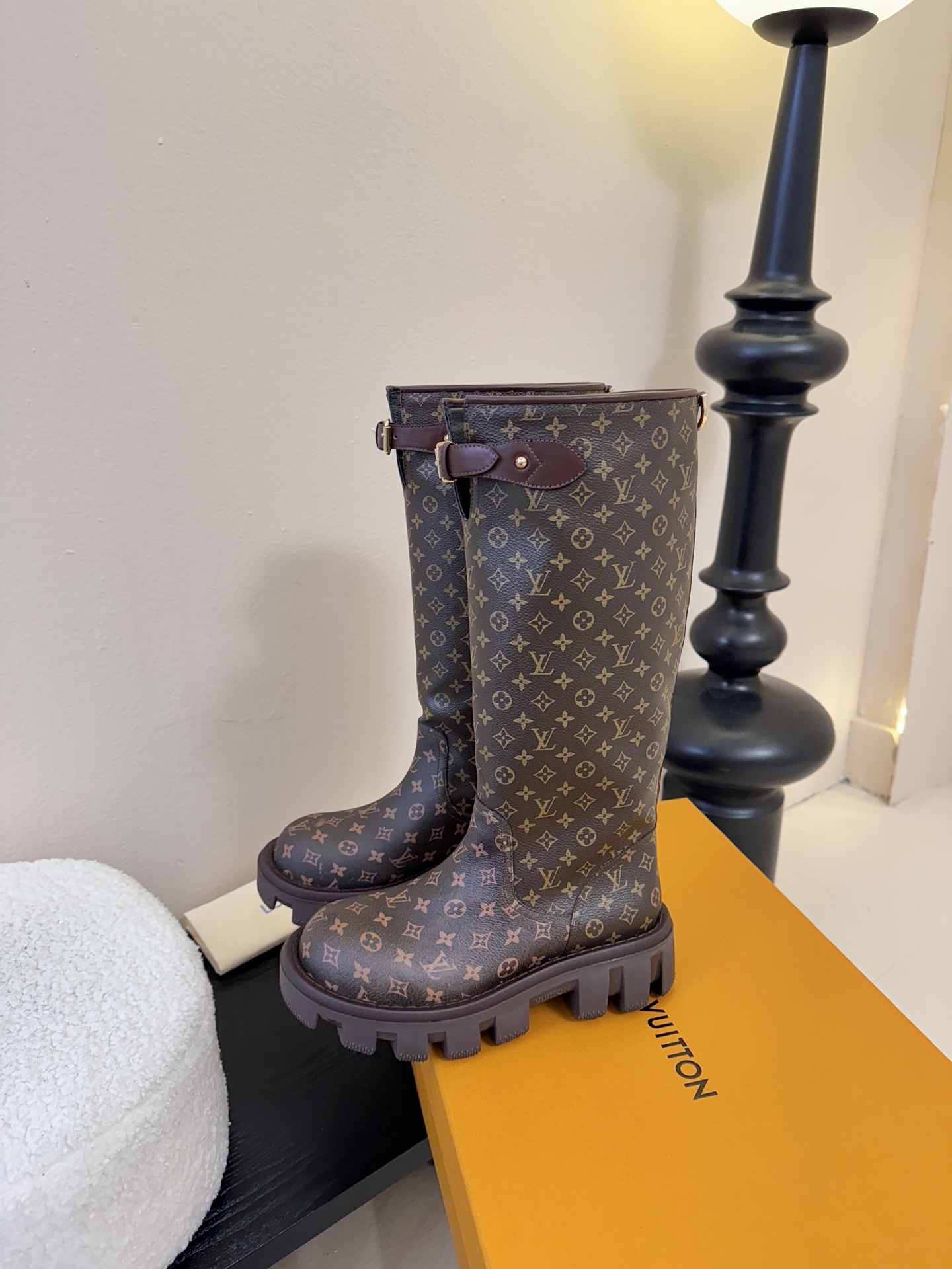 25Fw秋冬新款Louis vuitton LV BEAUBOURG高筒靴老花吊坠骑士靴厚底侧拉链长靴本