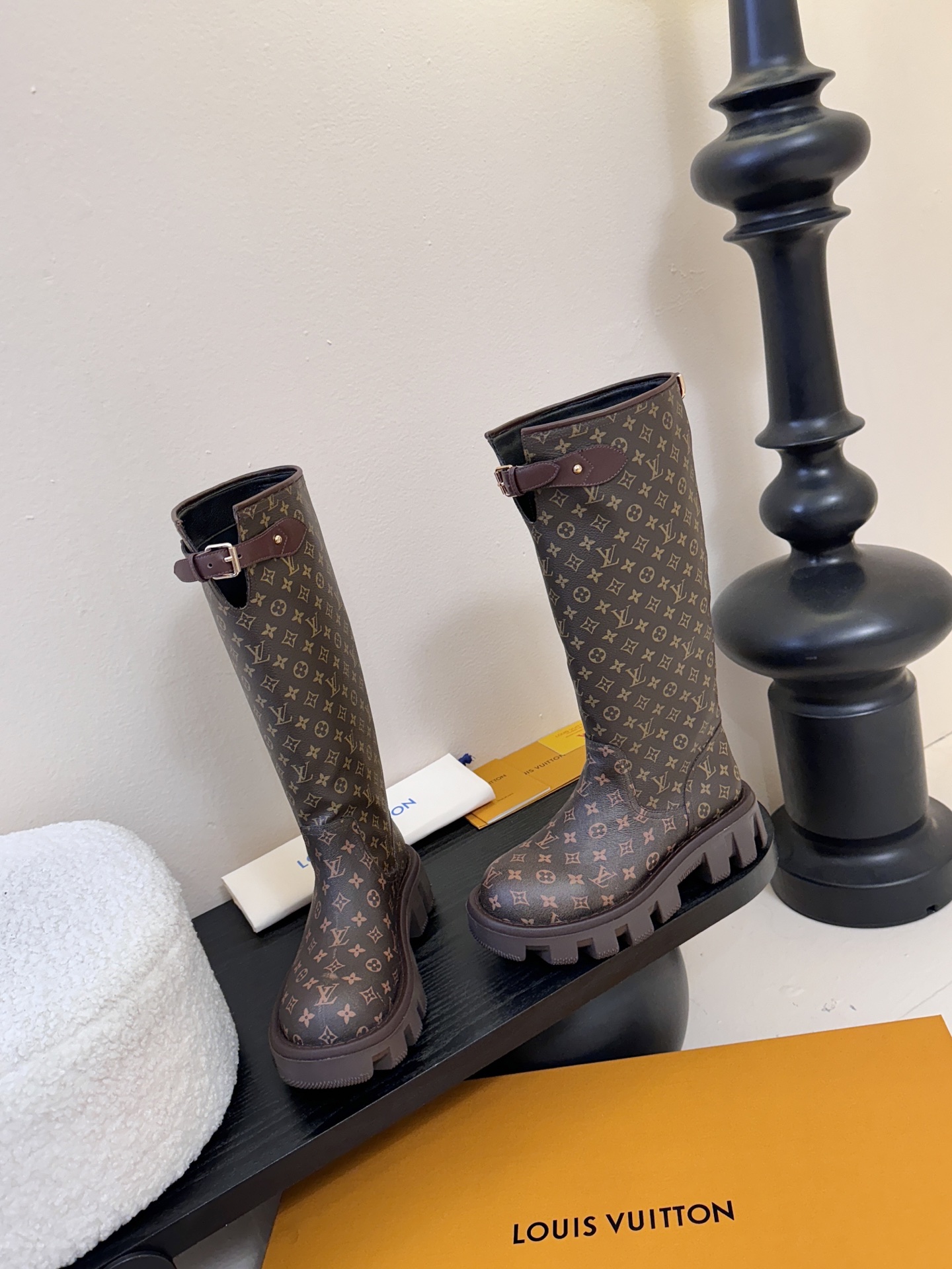 25Fw秋冬新款Louis vuitton LV BEAUBOURG高筒靴老花吊坠骑士靴厚底侧拉链长靴本