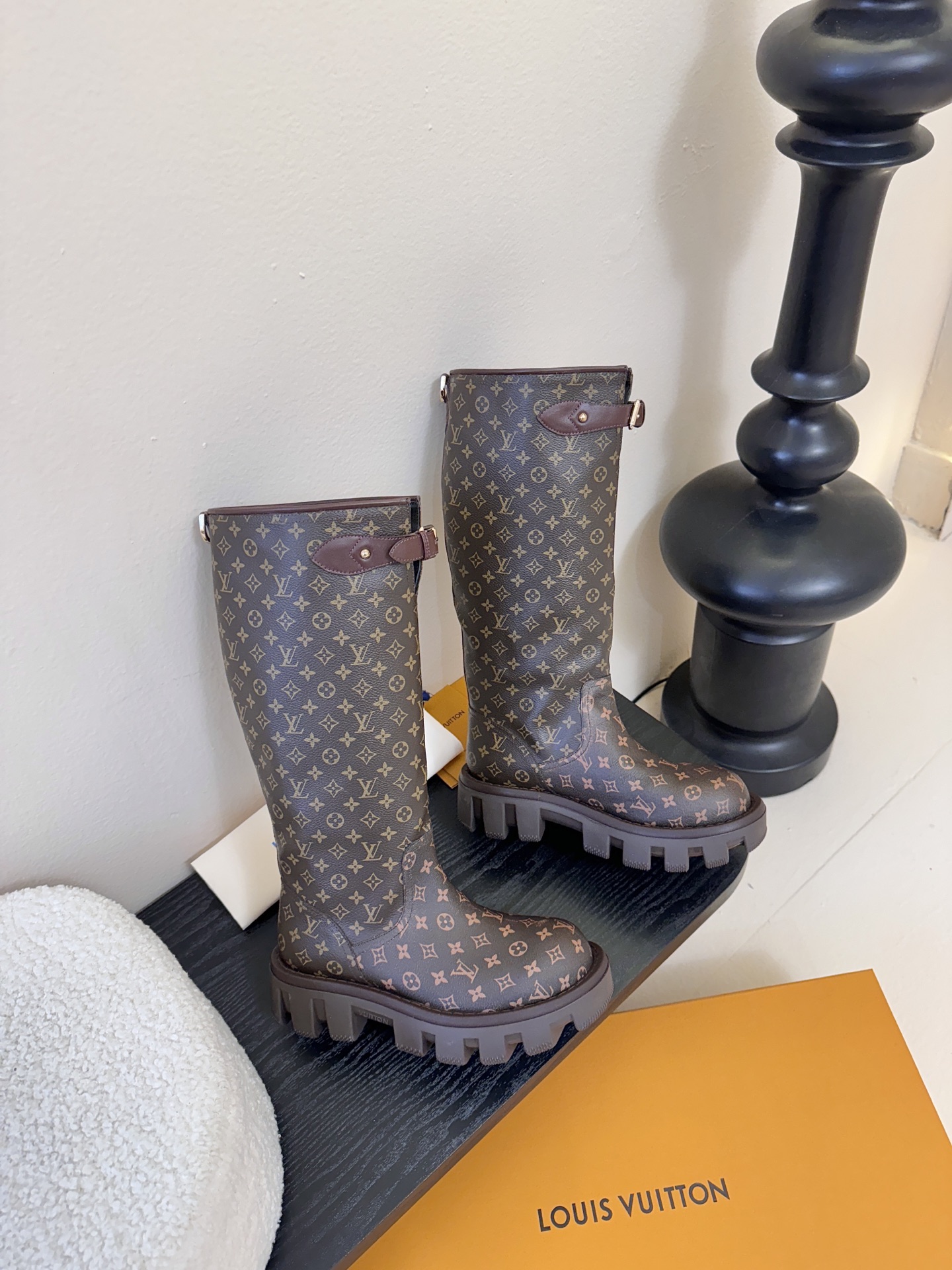 25Fw秋冬新款Louis vuitton LV BEAUBOURG高筒靴老花吊坠骑士靴厚底侧拉链长靴本