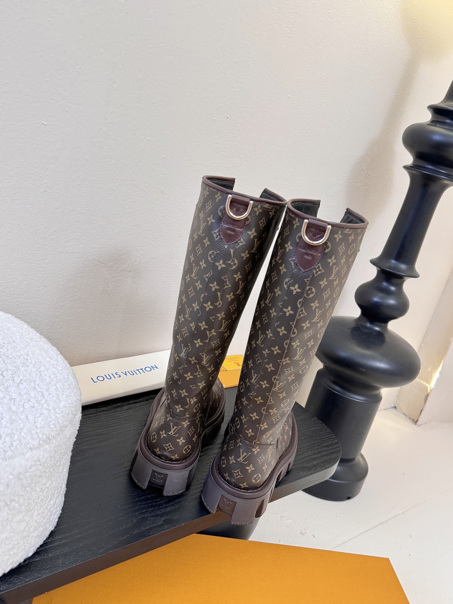 25Fw秋冬新款Louis vuitton LV BEAUBOURG高筒靴老花吊坠骑士靴厚底侧拉链长靴本