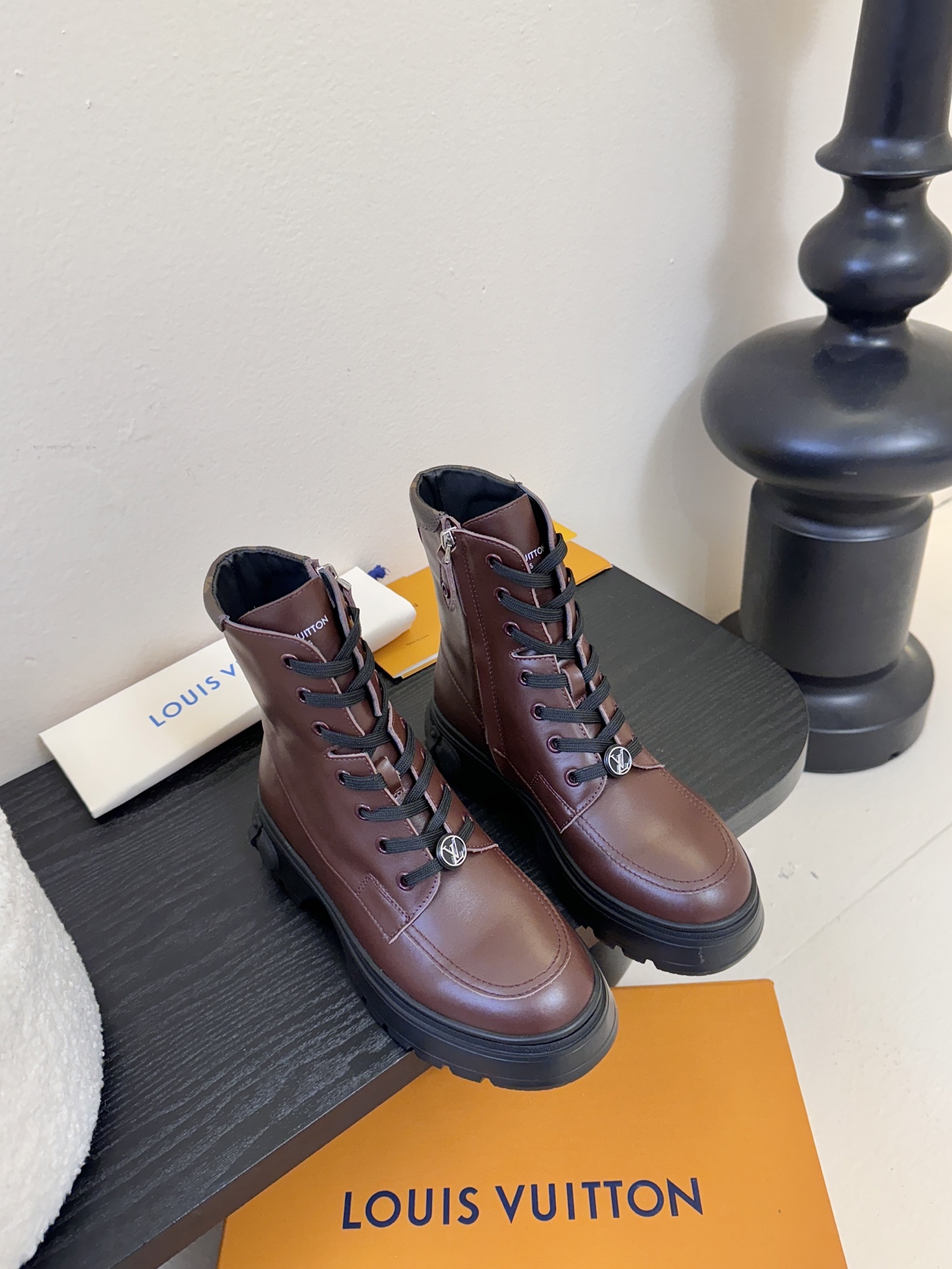 NO:613986,- 25Fw new autumn and winter Louis vuitton LV DISTRICT RANGER ankle boots, lace-up thick-soled side zipper Martin boots. This District Ranger ankle boots carry military inspiration and Louis Vuitton's travel heritage. The soft cow leather upper is embellished with metal chains and luggage tag-shaped pendants made of Monogram canvas. The EVA outsole has fine ridges, thick yet light. Upper cowhide/old leather, lining sheepskin  Sole molding combination rubber outsole, size 35-39 (40.41 custom-made, non-returnable), boots, louis vuitton, louis vuitton, louis vuitton, boots, cowhide, sheepskin19860909- 25Fw秋冬新款Louis vuitton LV DISTRICT RANGER 及踝靴 系带厚底侧拉链马丁靴 本款District Ranger及踝靴承载军旅灵感和路易威登的旅行传承,为舒软牛皮革鞋面点缀金属链条和Monogram帆布制成的行李牌形状挂饰.EVA 外底拥有细致凸纹,厚实而不失轻盈. 鞋面牛皮/老花皮 内里垫脚羊皮 鞋底开模组合橡胶大底 码数35-39（40.41定做不退换）,靴子,louis vuitton,louis vuitton,louis vuitton,boots,cowhide,sheepskin,Women's Shoes