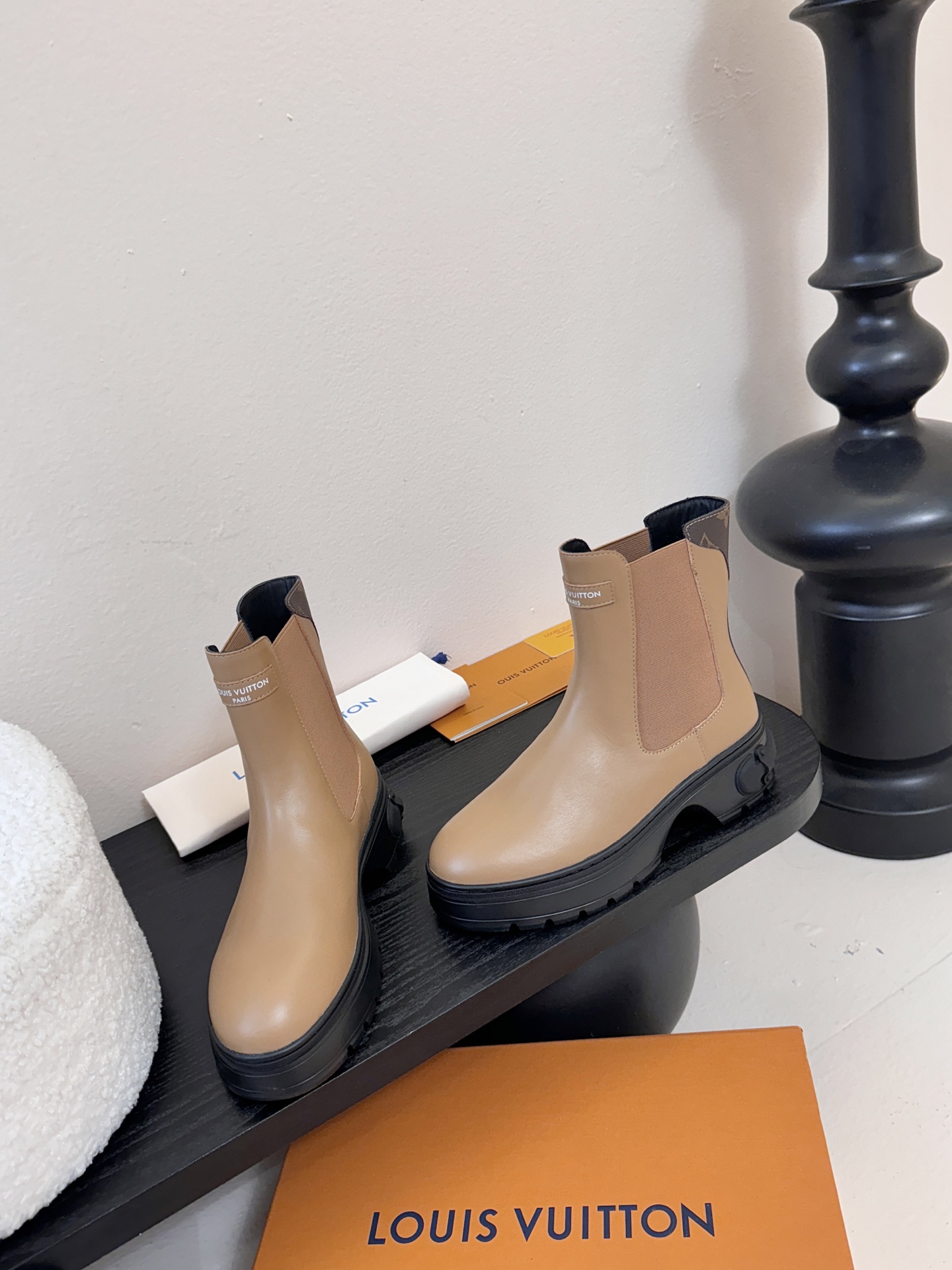 - 25Ss秋冬新款Louis vuiteeon LV SQUAD切尔西短靴厚底弹力松紧带及踝靴本款 L
