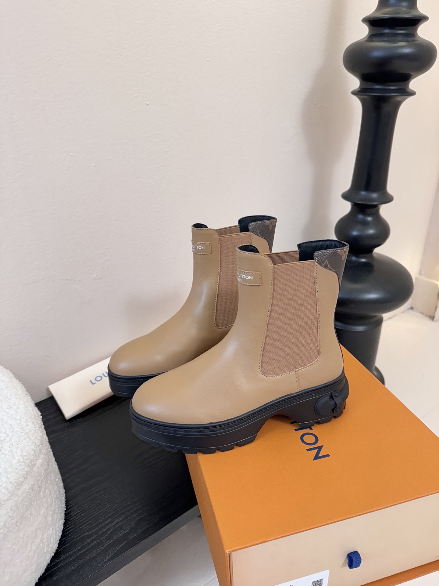 - 25Ss秋冬新款Louis vuiteeon LV SQUAD切尔西短靴厚底弹力松紧带及踝靴本款 L