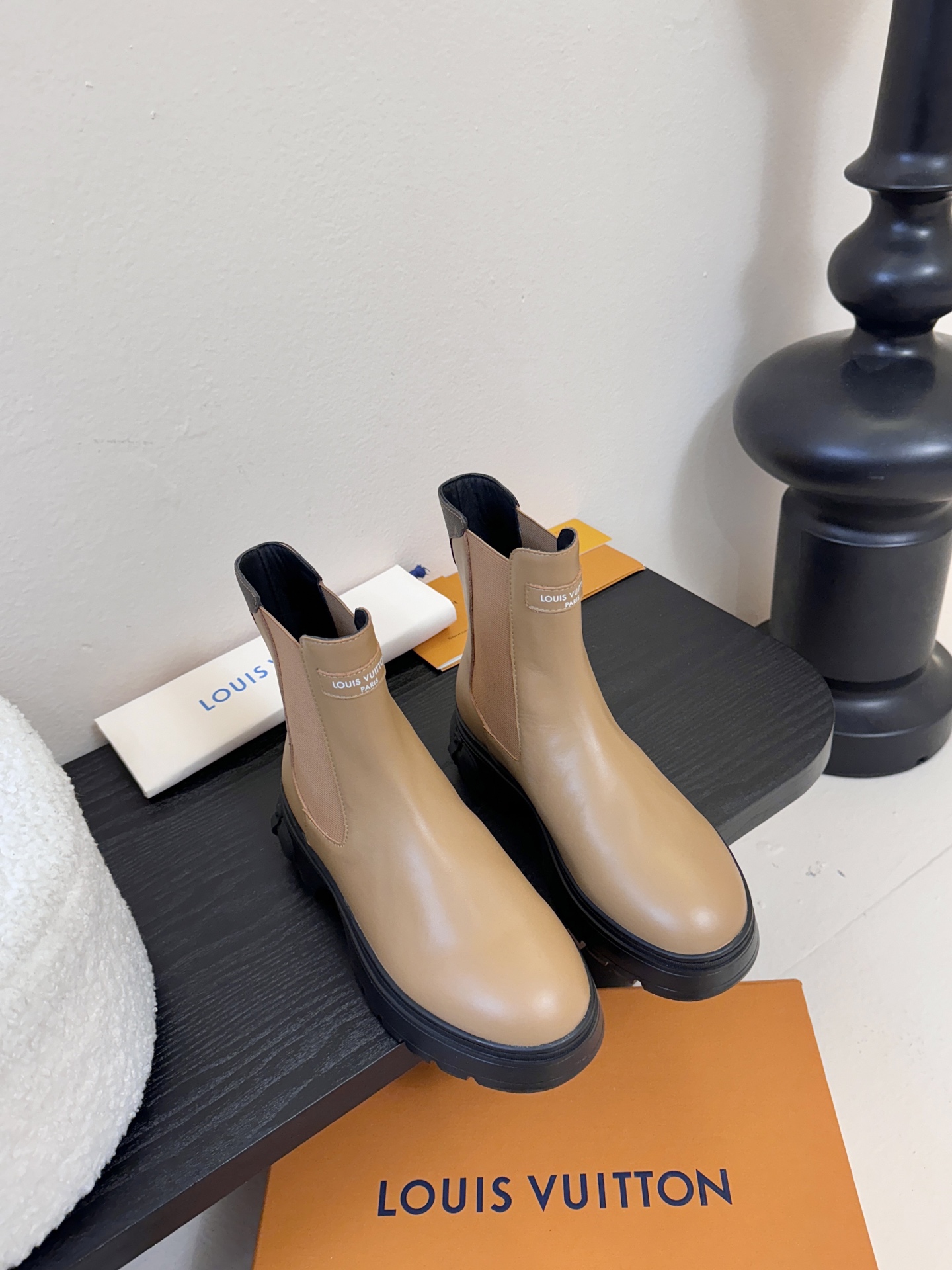 - 25Ss秋冬新款Louis vuiteeon LV SQUAD切尔西短靴厚底弹力松紧带及踝靴本款 L