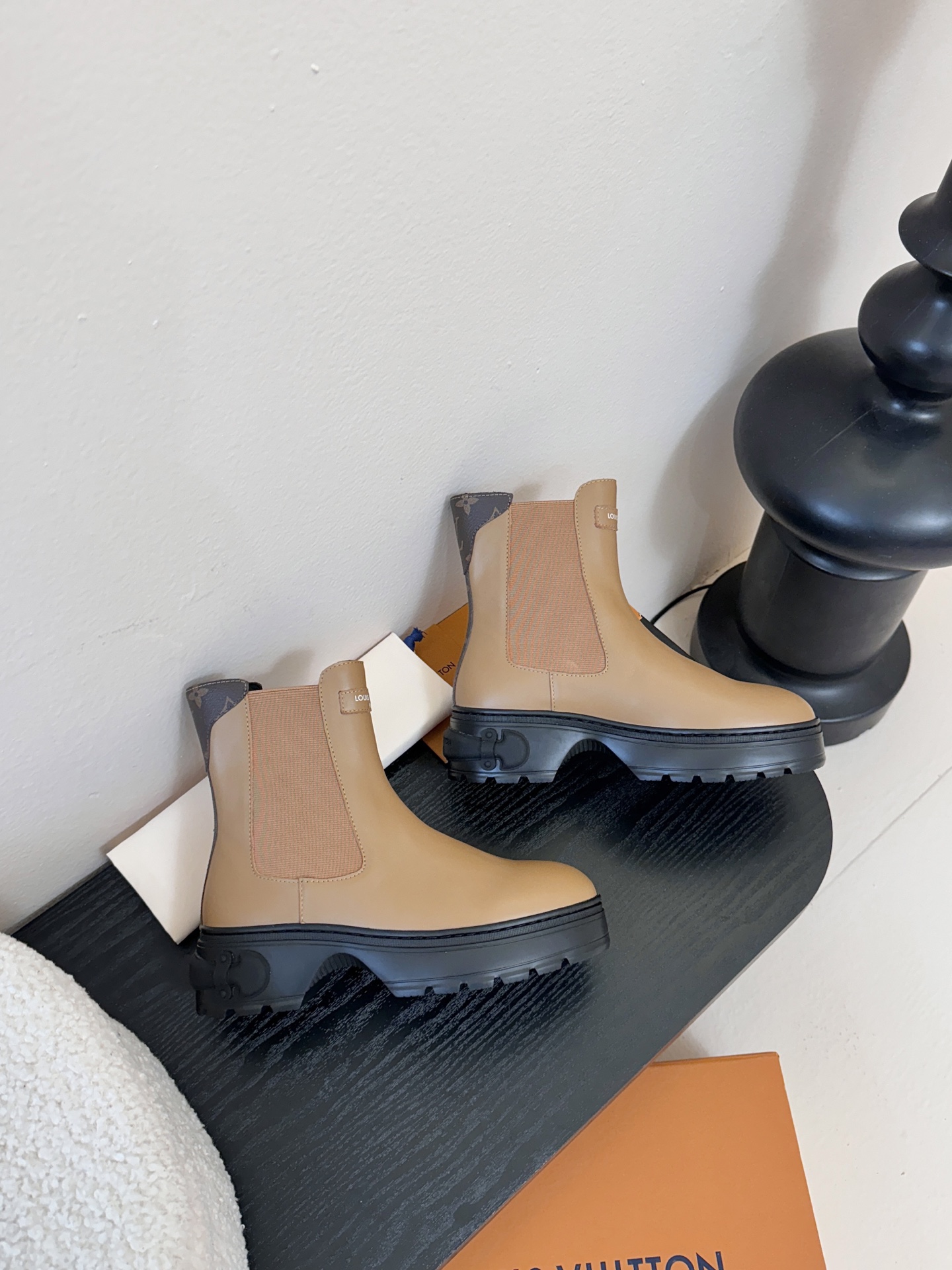 - 25Ss秋冬新款Louis vuiteeon LV SQUAD切尔西短靴厚底弹力松紧带及踝靴本款 L