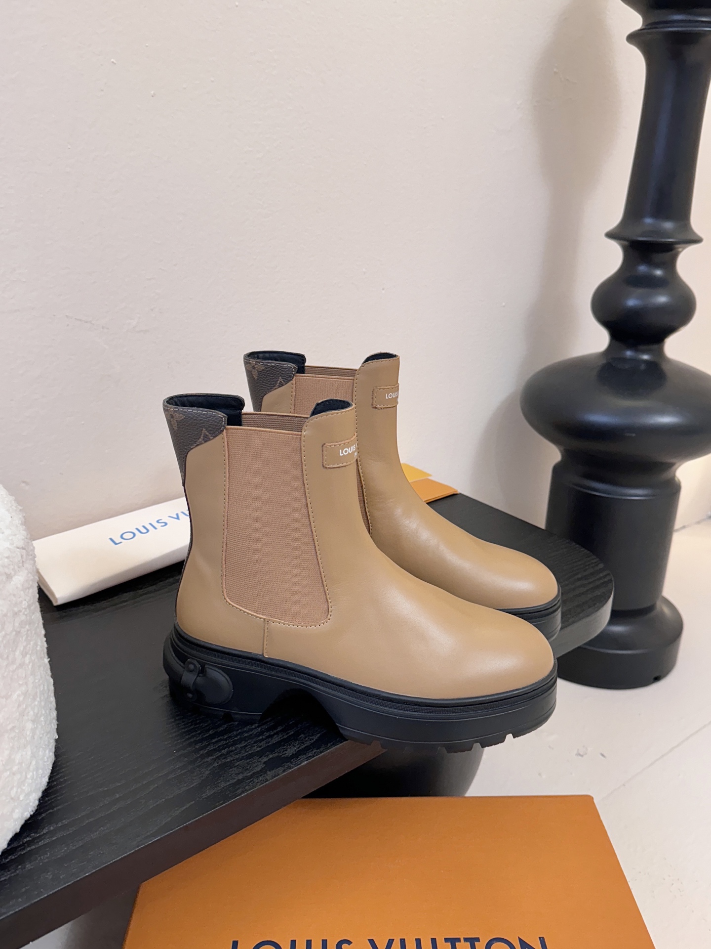 - 25Ss秋冬新款Louis vuiteeon LV SQUAD切尔西短靴厚底弹力松紧带及踝靴本款 L