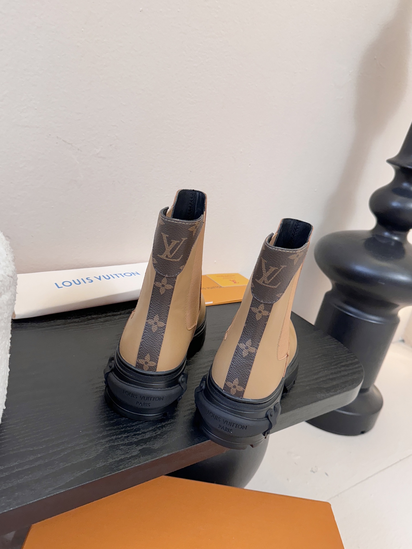 - 25Ss秋冬新款Louis vuiteeon LV SQUAD切尔西短靴厚底弹力松紧带及踝靴本款 L