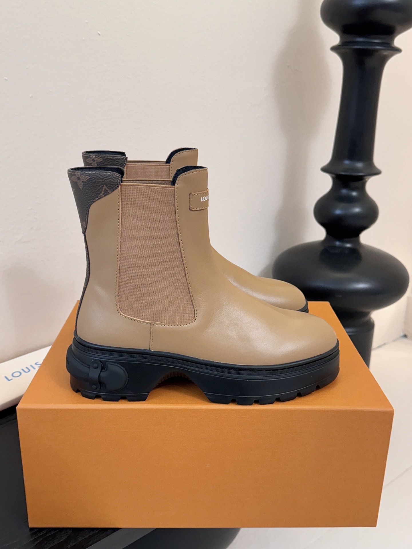 - 25Ss秋冬新款Louis vuiteeon LV SQUAD切尔西短靴厚底弹力松紧带及踝靴本款 L