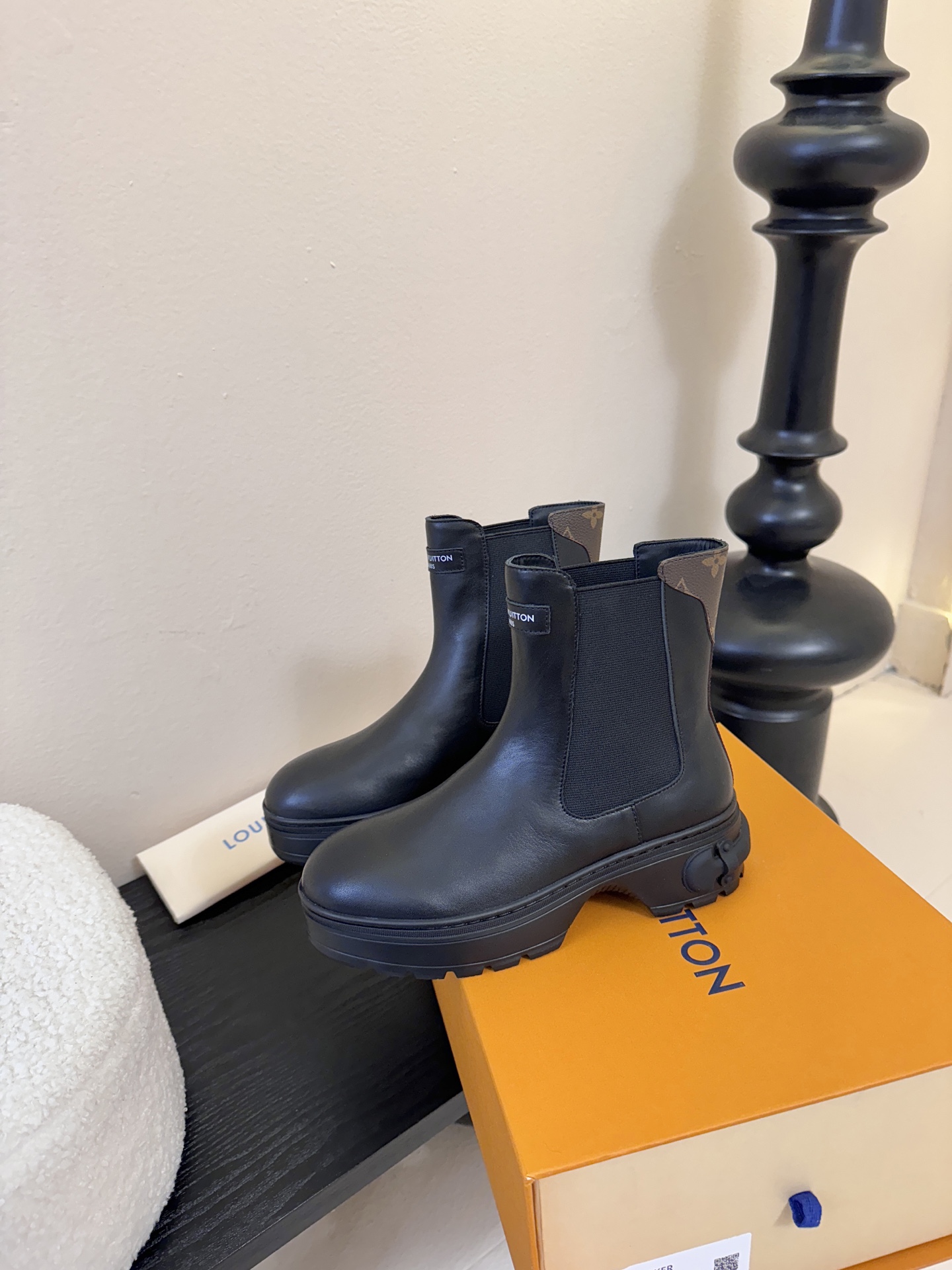 - 25Ss秋冬新款Louis vuiteeon LV SQUAD切尔西短靴厚底弹力松紧带及踝靴本款 L
