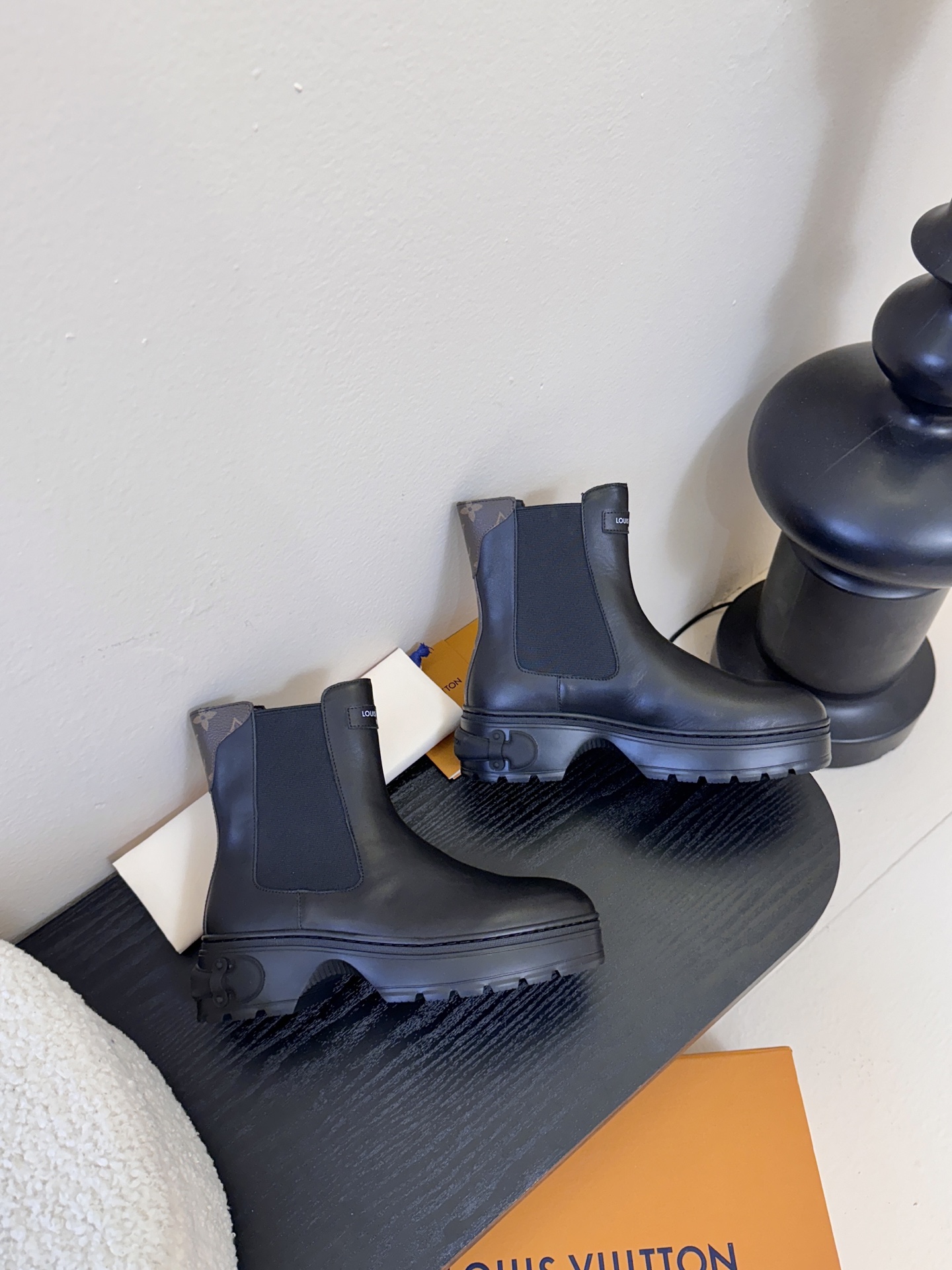 - 25Ss秋冬新款Louis vuiteeon LV SQUAD切尔西短靴厚底弹力松紧带及踝靴本款 L
