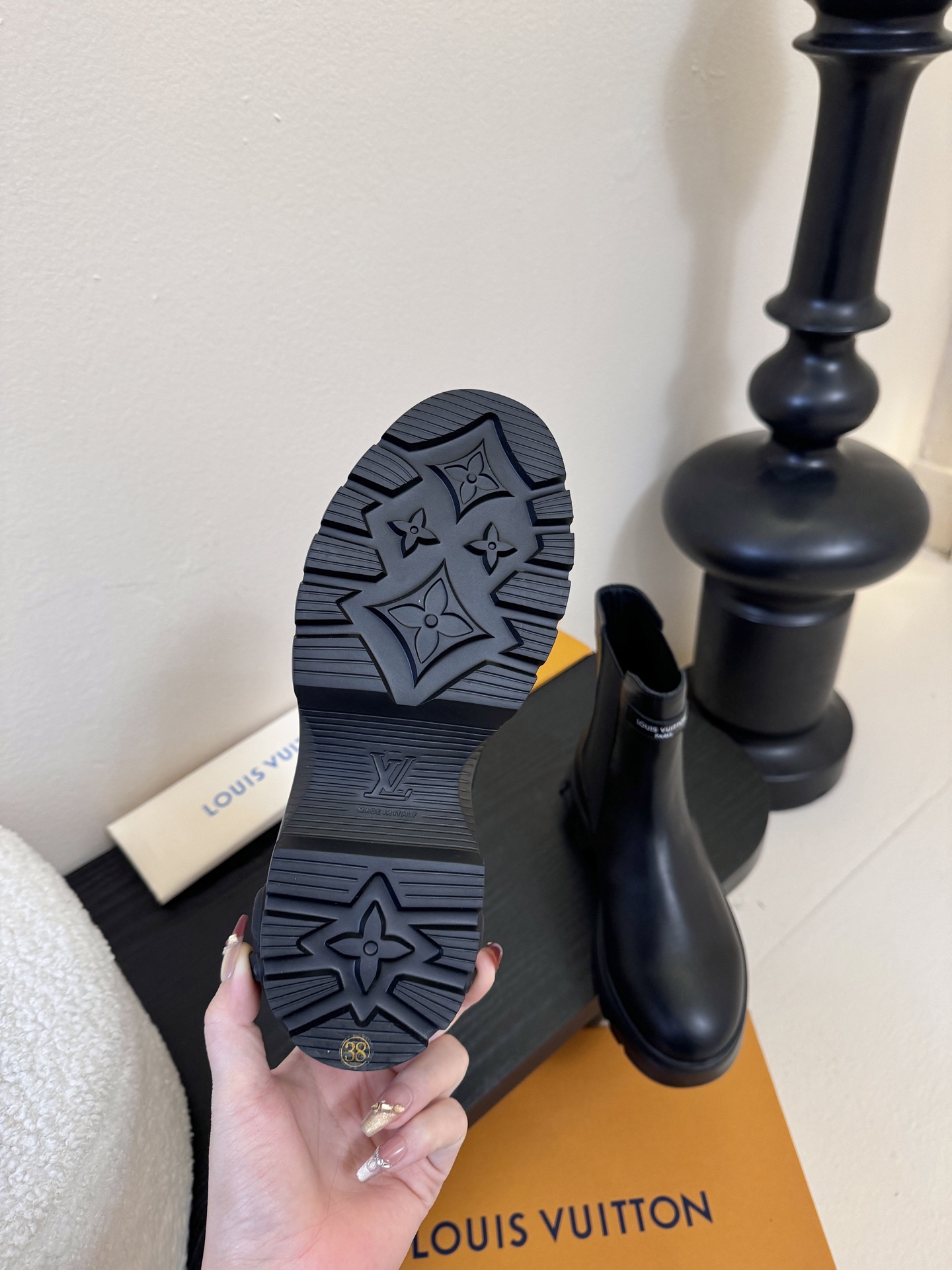 - 25Ss秋冬新款Louis vuiteeon LV SQUAD切尔西短靴厚底弹力松紧带及踝靴本款 L