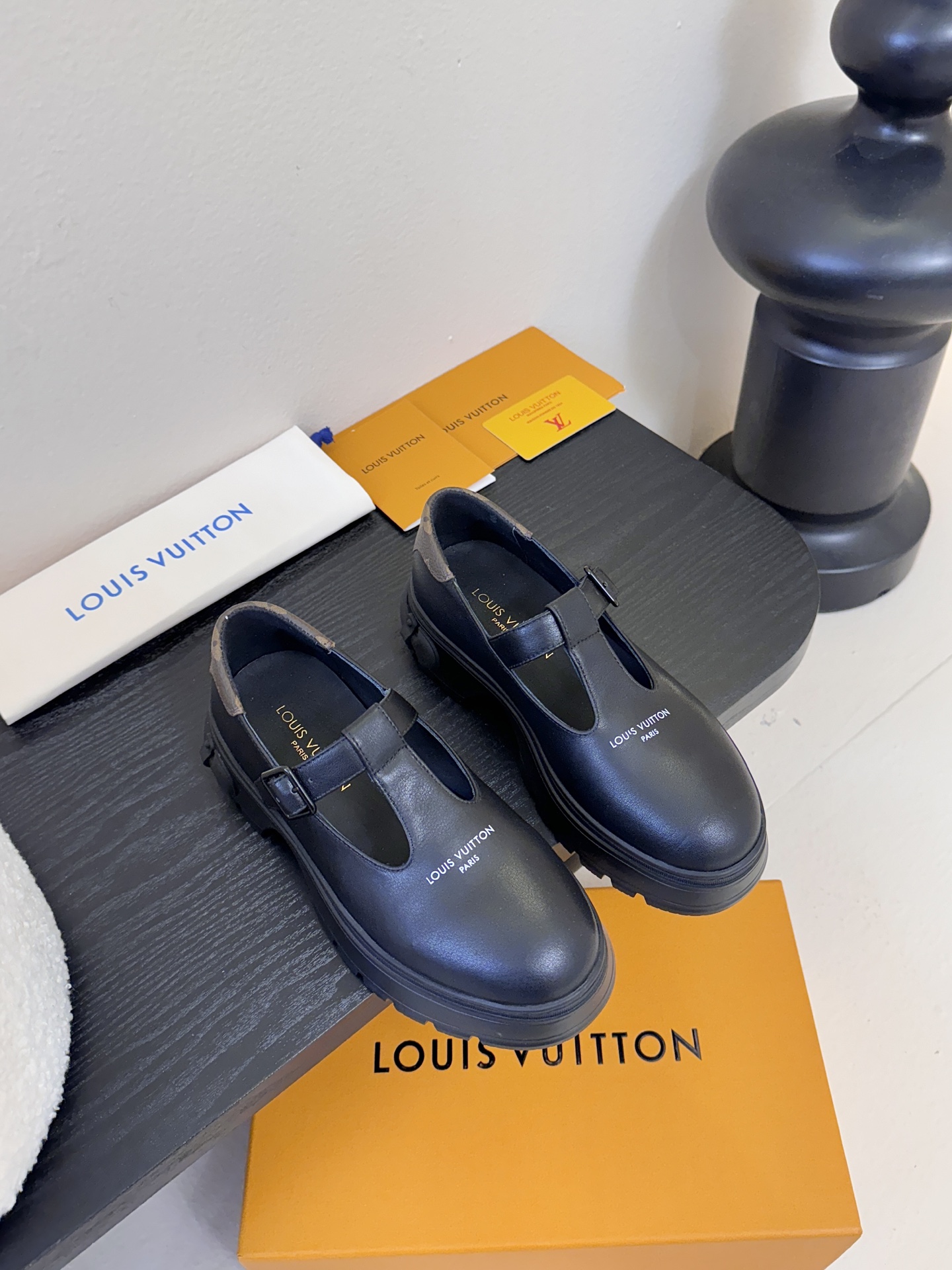 NO:613976,- 25Ss early autumn new Louis vuiteeon LV SQUAD Mary Jane shoes, T-strap small leather shoes, thick-soled loafers. This model of LV Squad Mary Jane shoes is made of smooth cow leather to present a trendy style of hardness and softness. The upper and outsole are decorated with Monogram canvas and Louis Vuitton hard case handle elements respectively. The silhouette can be tightened by the leather-covered buckle. The upper is cowhide and the lining is cowhide.  Original open-molded TPU rubber outsole, heel height 5cm, size 35-39 (40.41 custom-made, non-refundable), loafers, louis vuitton, louis vuitton, louis vuitton, loafers, mary jane, cowhide19860909- 25Ss早秋新款Louis vuiteeon LV SQUAD 玛丽珍鞋T字带小皮鞋厚底乐福鞋 本款 LV Squad 玛丽珍鞋选用光滑牛皮革呈现刚柔并济的潮流风姿,为鞋面和外底分别点缀Monogram 帆布和路易威登硬箱手柄元素.可通过皮革包覆的搭扣收束廓形. 鞋面牛皮 内里垫脚牛皮 鞋底原版开模TPU橡胶大底 跟高5cm 码数35-39（40.41定做不退换）,乐福鞋,louis vuitton,louis vuitton,louis vuitton,loafers,mary jane,cowhide,Women's Shoes