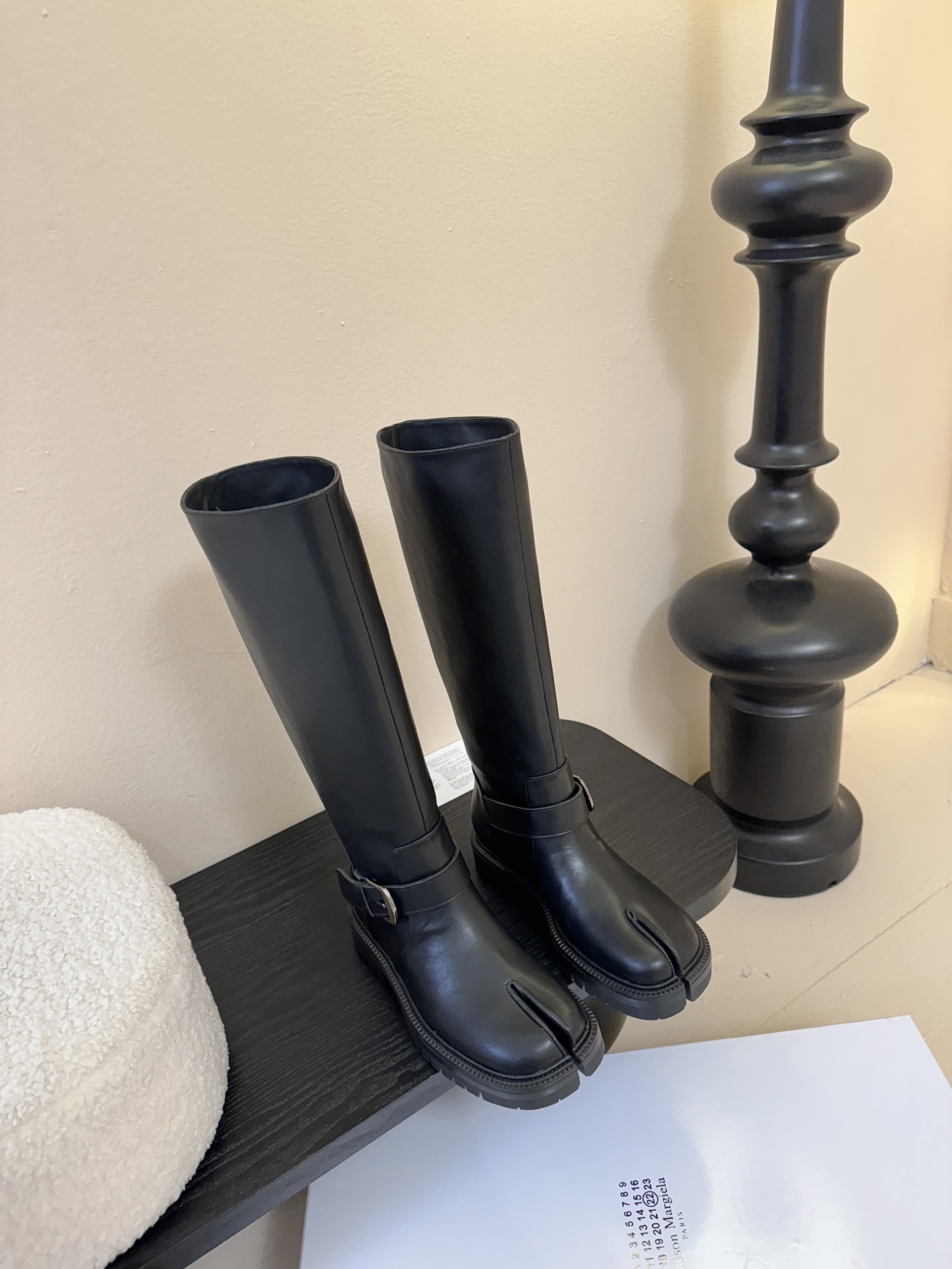 NO:613971,Maison Margiel*25AW new autumn and winter knight split-toe boots. The toe adopts a split-toe structure, replicating the classic shape of the Japanese foot bag. It is highly recognizable and is a representative element of avant-garde fashion. The upper is made of lustrous leather material with a crisp texture; it is decorated with metal buckles to add a retro tough temperament.  There are two styles of long boots and short boots. The long style modifies the leg shape, and the short boots are neat and capable; the thick-soled design combines heightening and comfort, and is suitable for a variety of scenes. It can be paired with black tights/cycling pants and an oversize denim jacket to expose the lines of the boot legs to create a casual and unruly street feel. Sheepskin upper, cowhide lining, outsole molded outsole size 35-39 4041 customization, boots, versace, boots, jackets &  coats,cowhide,sheepskin19860909Maison Margiel*25AW秋冬新款骑士分趾靴 鞋头采用分趾结构,复刻日式足袋的经典形态,极具辨识度,是先锋时尚的代表性元素.鞋面选用光泽感强的皮革材质,质感挺括；搭配金属扣带装饰,增添复古硬朗气质. 有长筒靴、短靴两种款式,长筒款修饰腿型,短靴利落干练；厚底设计兼具增高与舒适感,适配多种场景.可搭配黑色紧身裤/骑行裤,外搭oversize牛仔外套,露出靴筒线条,打造率性不羁的街头感. 鞋面羊皮 内里牛皮 大底成型大底 size35-39 4041定制,靴子,versace,boots,jackets & coats,cowhide,sheepskin,Women's Shoes