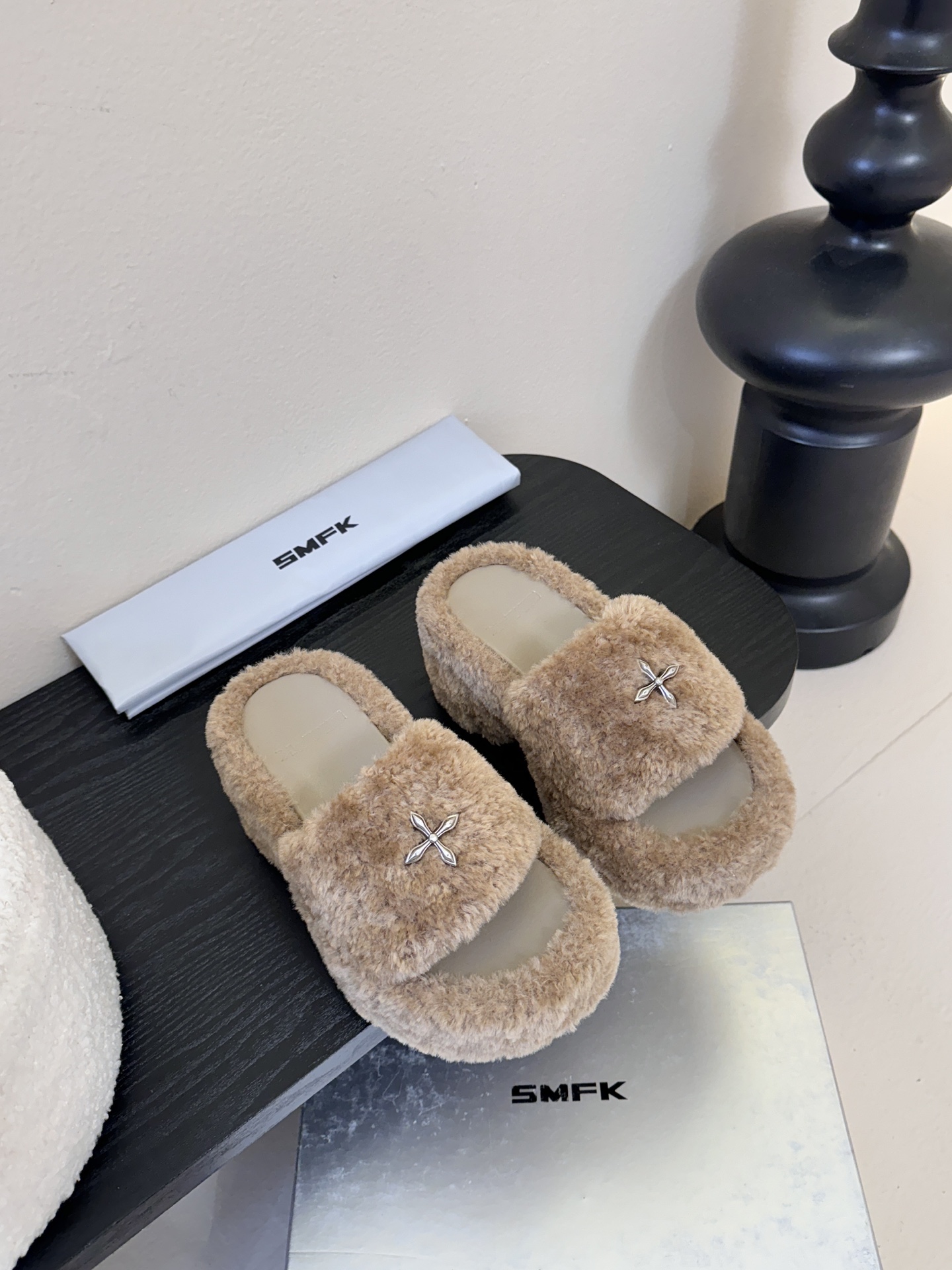 NO:613967,SMF* 25SS cross statue thick-soled plush open-toe slippers are made of imitation lamb wool, which is soft and fluffy to the touch and has good warmth retention. There is a metal cross decoration on the upper, which adds a sense of design and sophistication. It is an open-toe slipper type, with a casual and casual style. At the same time, it has a hint of sweetness and coolness due to the metal decoration. It is a fashionable item for 'home + outdoor wear'.  Pair it with plush pajamas of the same color or loose gray home clothes to enjoy a comfortable and comfortable time at home while still being fashionable. Choose black denim shorts and a black tight top, wear an oversize gray sweatshirt, and wear black slippers to create a casual and cool street style. Fabric: Knitted fleece Lined sponge mesh Outsole Rubber outsole Increased by 9cm  Size35-40 (40 is custom-made and cannot be returned or exchanged), furry shoes and slippers, versace, slippers, hoodie, sweatshirts, shorts19860909SMF* 25SS十字雕像厚底毛绒露趾拖鞋 采用仿羊羔毛材质,触感柔软蓬松,保暖性较好；鞋面上有金属十字装饰,增添了设计感与精致度.为露趾拖鞋型,风格休闲随性,同时又因金属装饰带有一丝甜酷感,是“居家+外穿”两用的时尚单品. 搭配同色系毛绒睡衣或宽松的灰色家居服,在家中享受舒适惬意的时光,同时也不失时尚感.选择黑色牛仔短裤和黑色紧身上衣,外搭一件oversize的灰色卫衣,脚踩黑色款拖鞋,打造出随性又酷飒的街头风格. 面料针织毛 内里海绵网 大底橡胶大底 增高9cm Size35-40（40订做不退换）,毛毛鞋拖鞋,versace,slippers,hoodie,sweatshirts,shorts,Women's Shoes