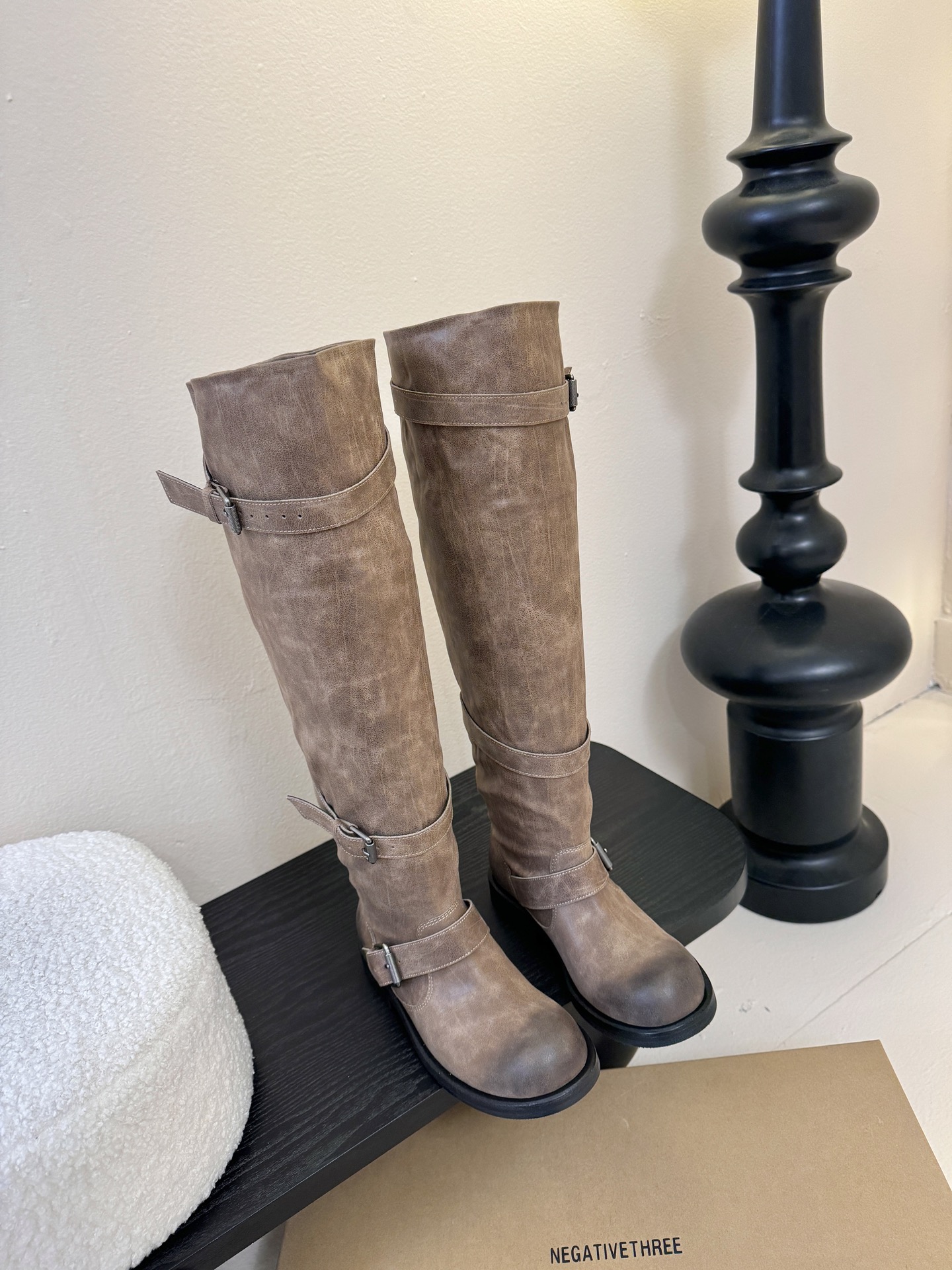 Negative Three骑士靴 氛围感的极致，真的帅到不讲理，原版定制粗犷的皮面和做旧质感，像是从电