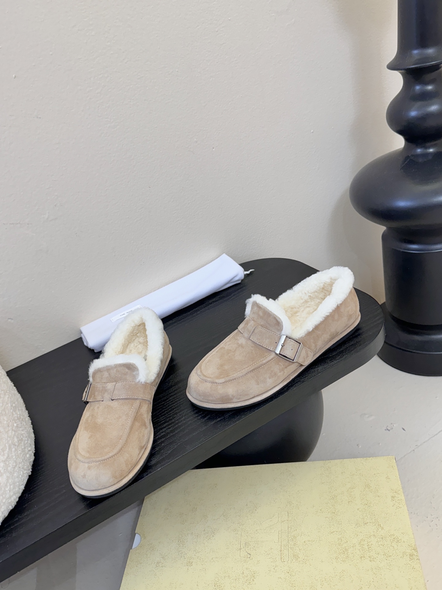 The Row2025秋冬新款一脚蹬羊毛乐福鞋第一眼看到这个鞋子就爱上了，带点复古味随意搭配都好看！各大