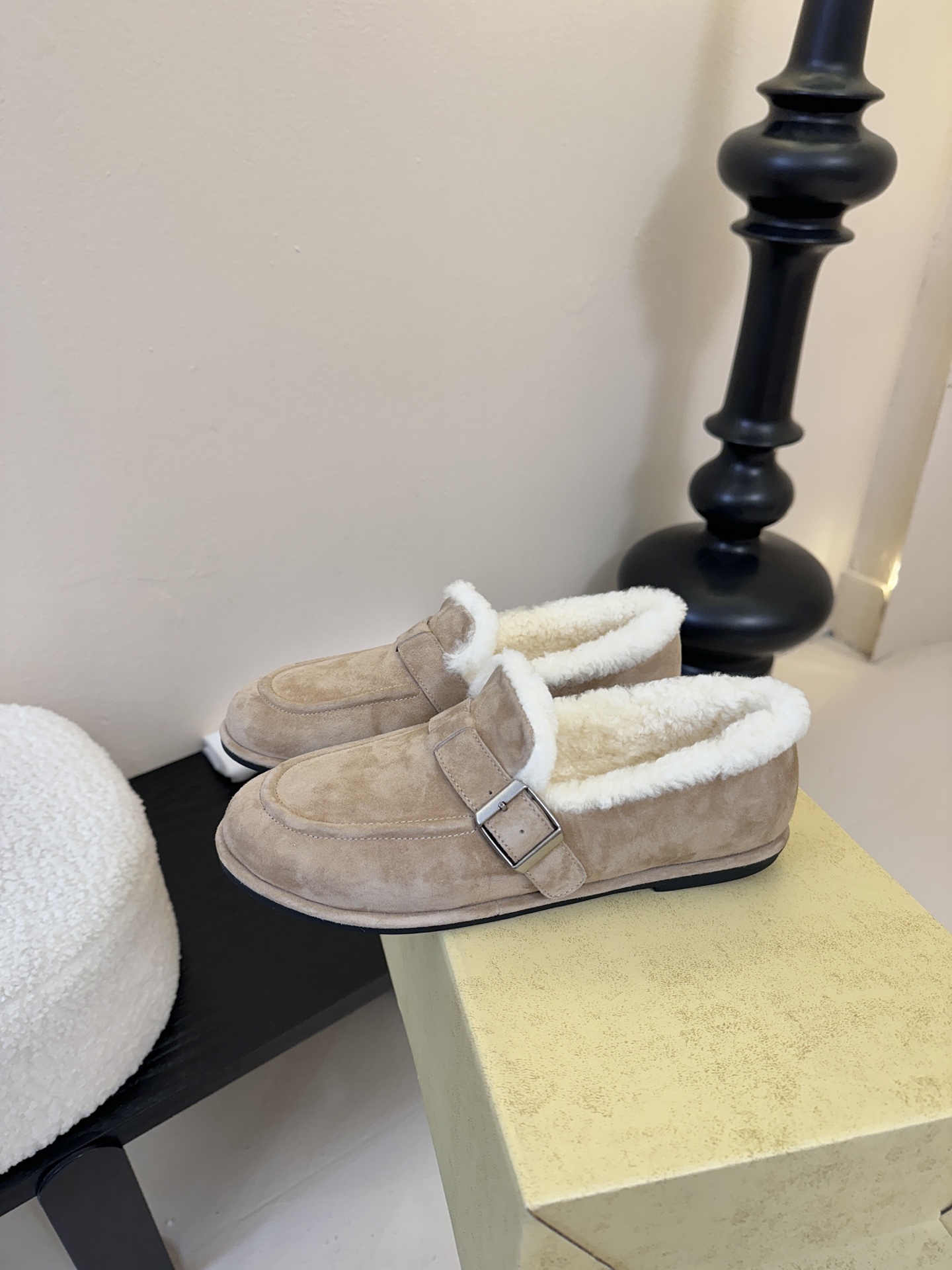 The Row2025秋冬新款一脚蹬羊毛乐福鞋第一眼看到这个鞋子就爱上了，带点复古味随意搭配都好看！各大