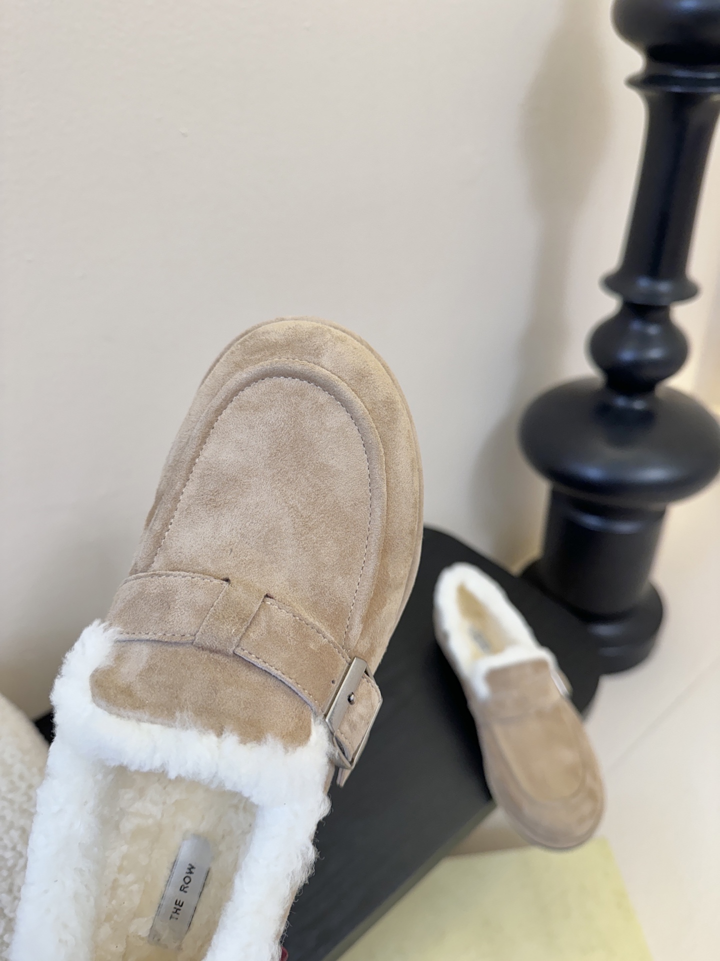The Row2025秋冬新款一脚蹬羊毛乐福鞋第一眼看到这个鞋子就爱上了，带点复古味随意搭配都好看！各大