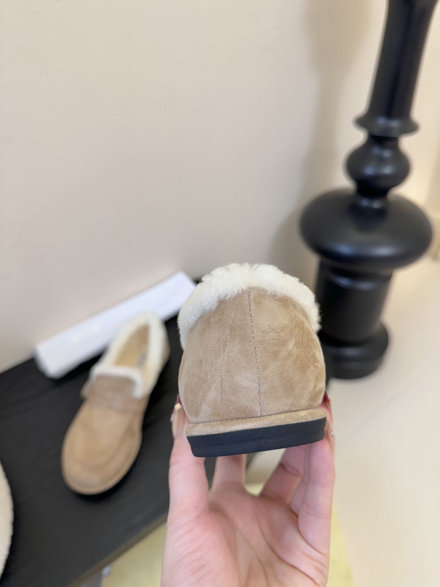 The Row2025秋冬新款一脚蹬羊毛乐福鞋第一眼看到这个鞋子就爱上了，带点复古味随意搭配都好看！各大