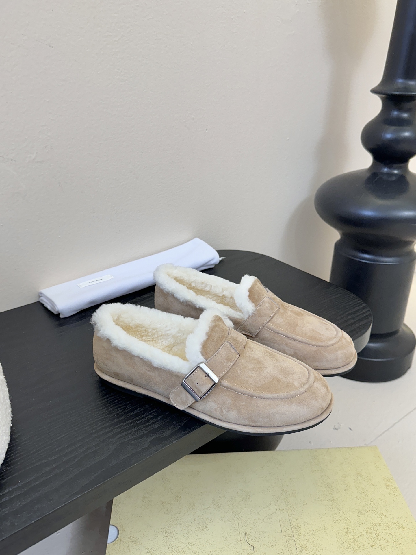 The Row2025秋冬新款一脚蹬羊毛乐福鞋第一眼看到这个鞋子就爱上了，带点复古味随意搭配都好看！各大