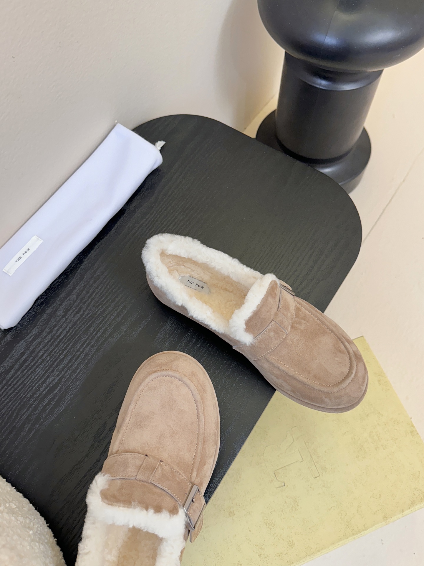The Row2025秋冬新款一脚蹬羊毛乐福鞋第一眼看到这个鞋子就爱上了，带点复古味随意搭配都好看！各大